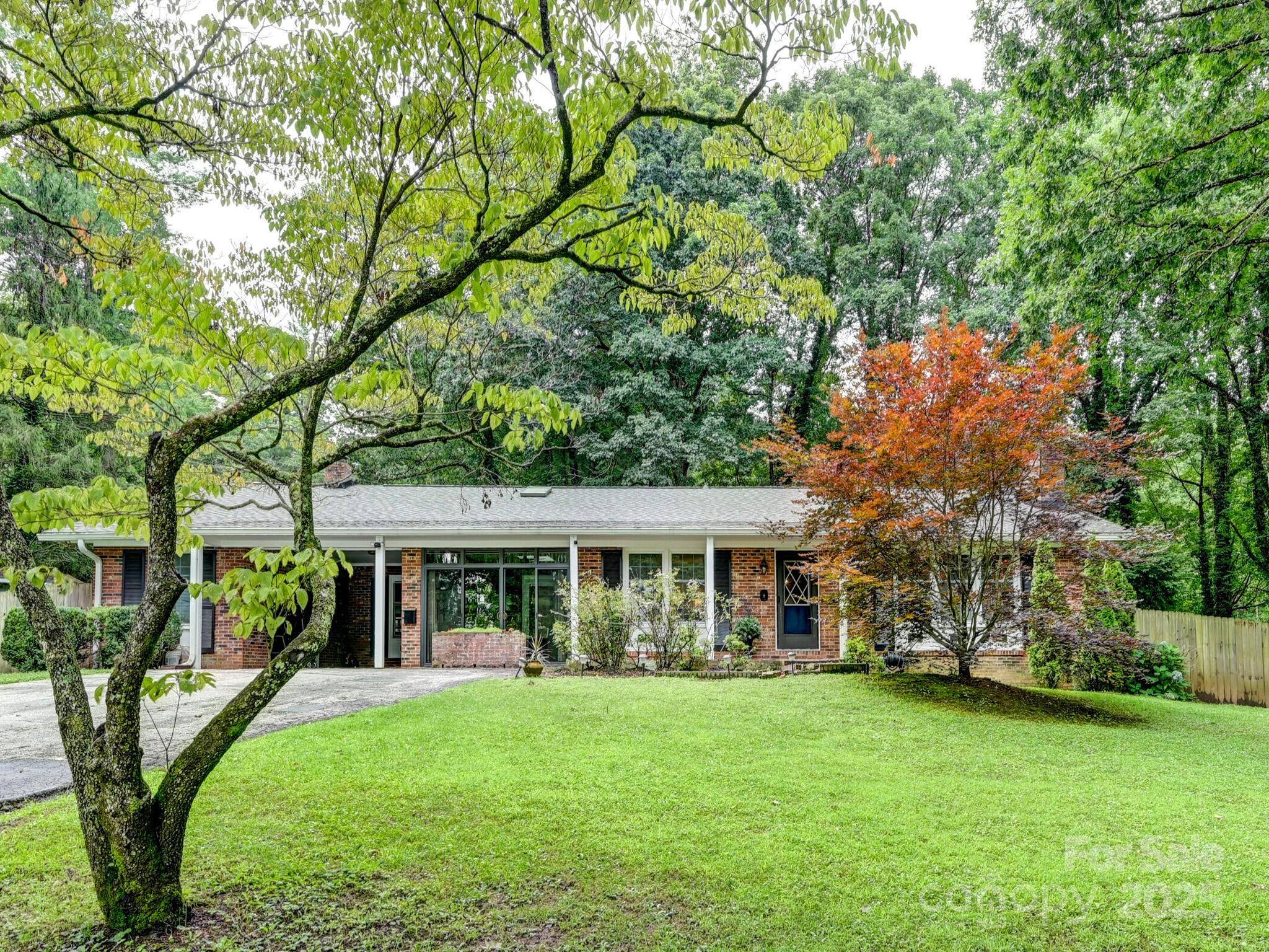 Hendersonville, NC 28791,3221 Debbie DR