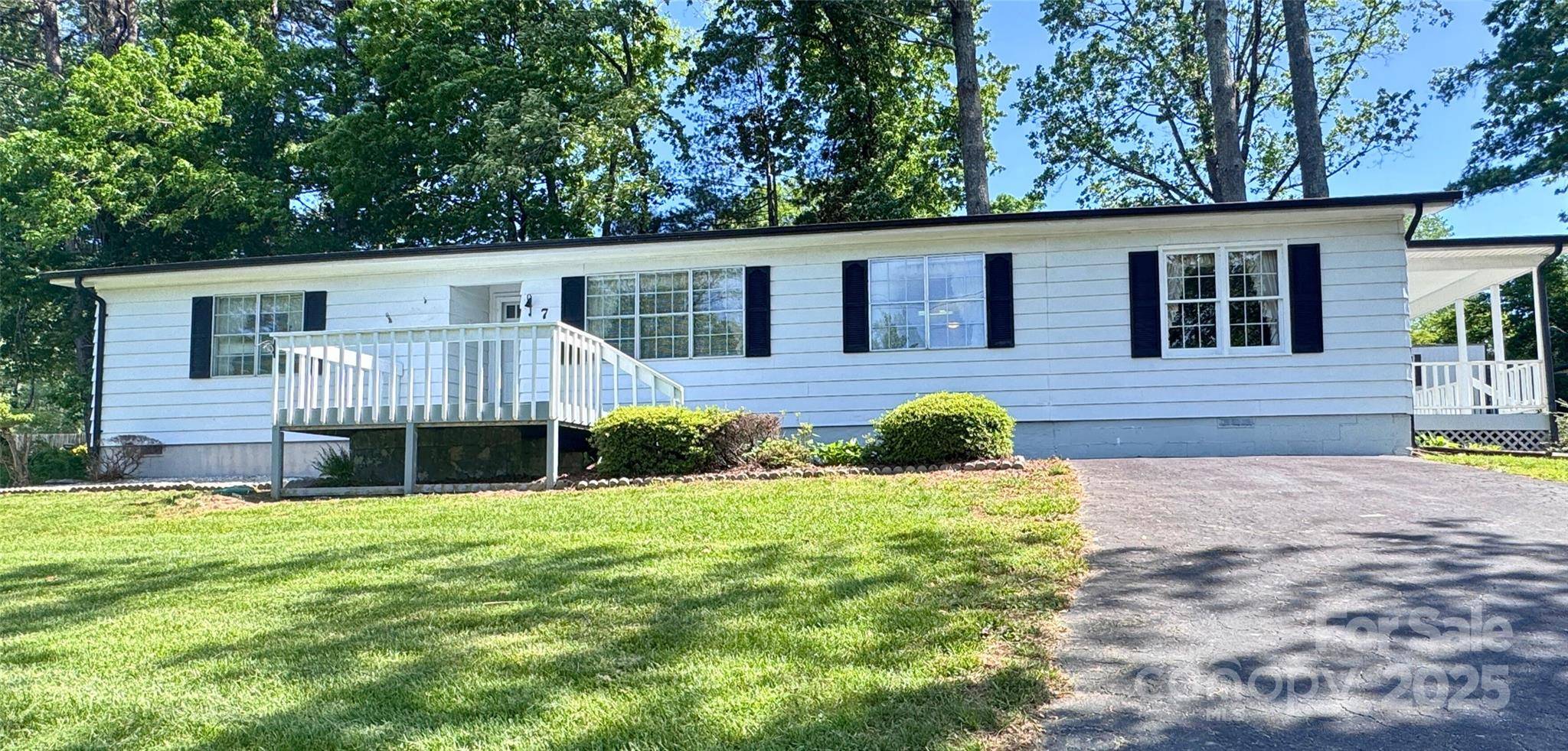 Hendersonville, NC 28792,7 Lakewood RD