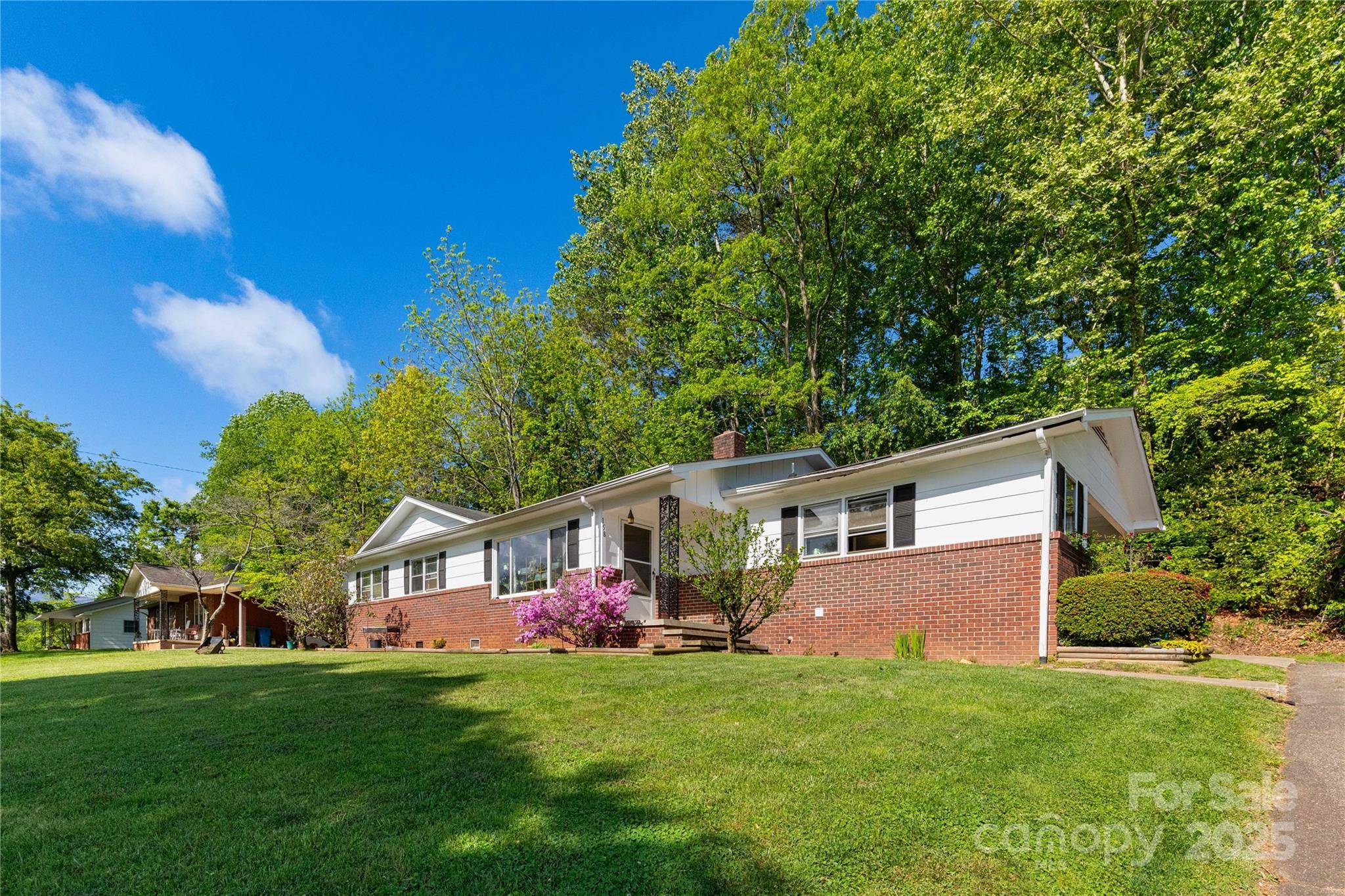 Waynesville, NC 28786,158 Morning DR