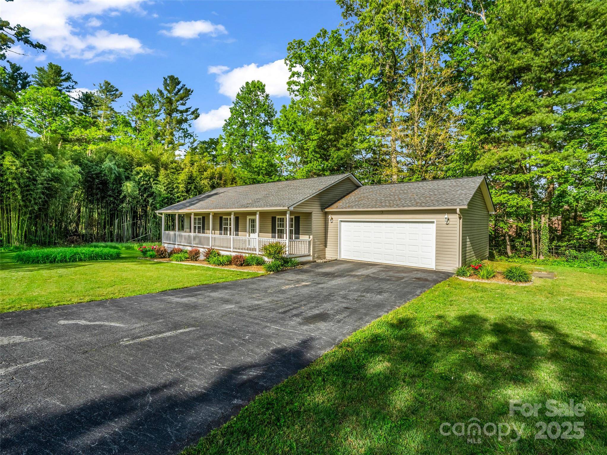 East Flat Rock, NC 28726,77 Simmons DR