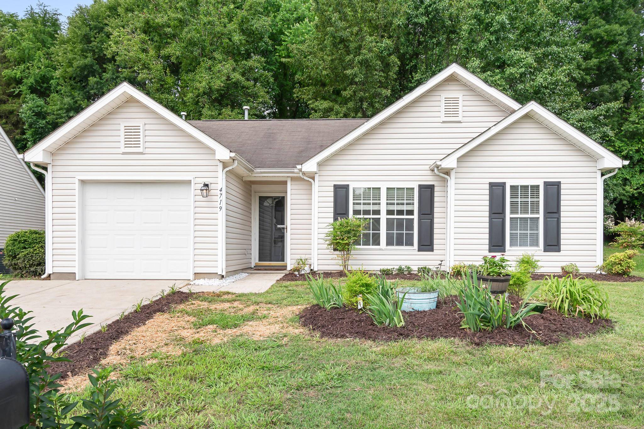 Charlotte, NC 28216,4719 Sahalee LN