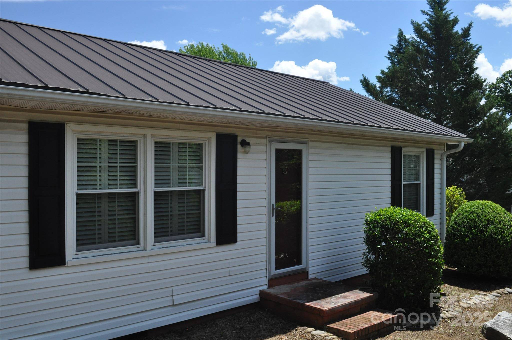 Landrum, SC 29356,105 S Oakleaf DR