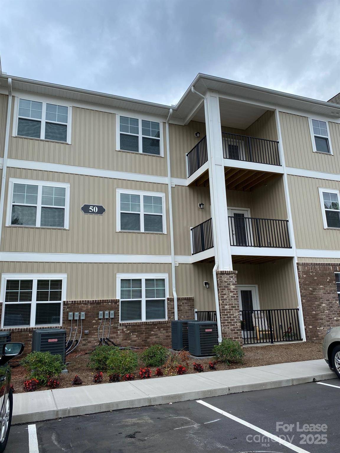 Hickory, NC 28601,180 Water DR #119