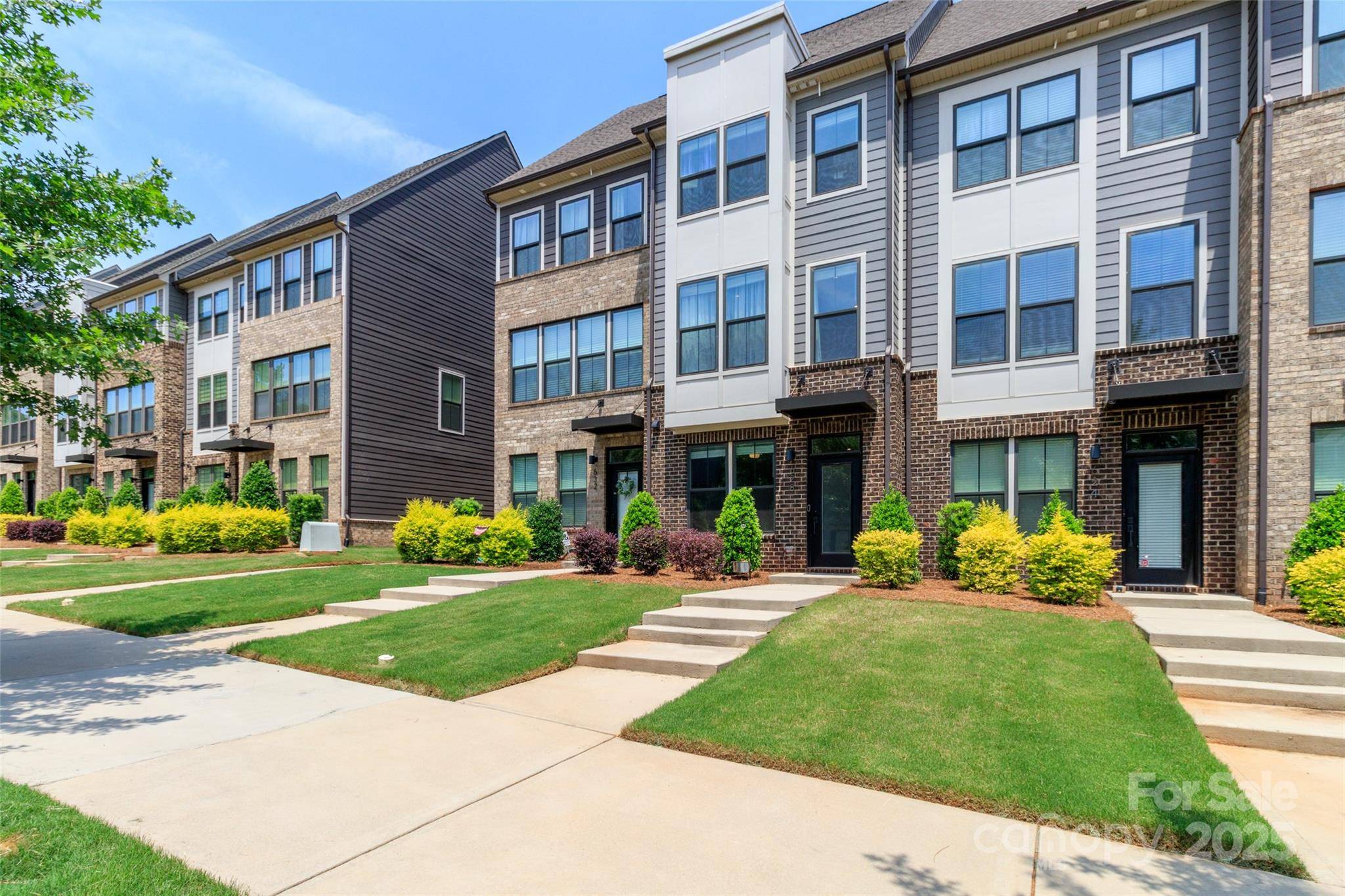 Charlotte, NC 28211,628 Uwharrie River RD