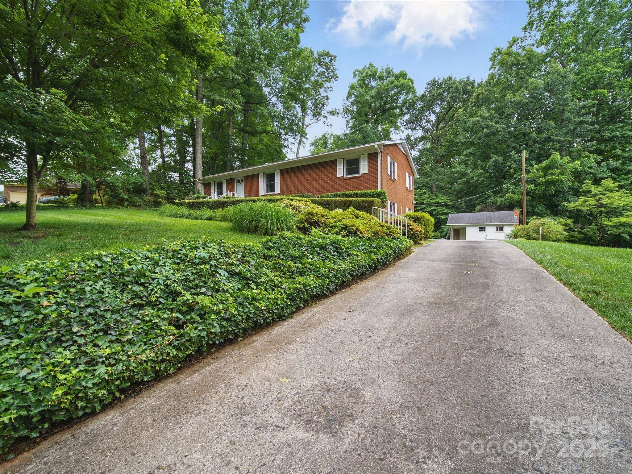 Belmont, NC 28012,220 Lakeview DR