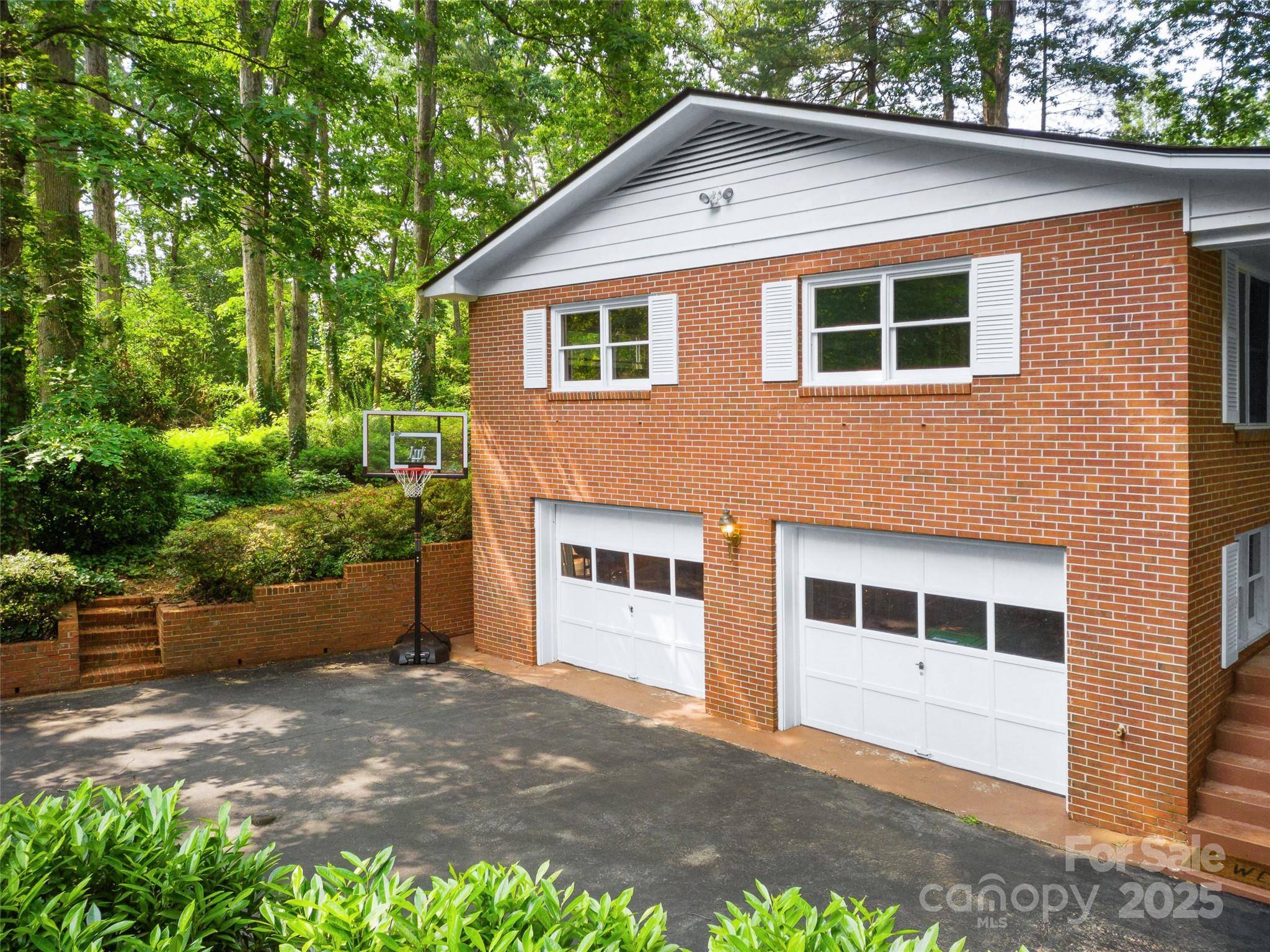Hendersonville, NC 28791,251 Sherwood LN