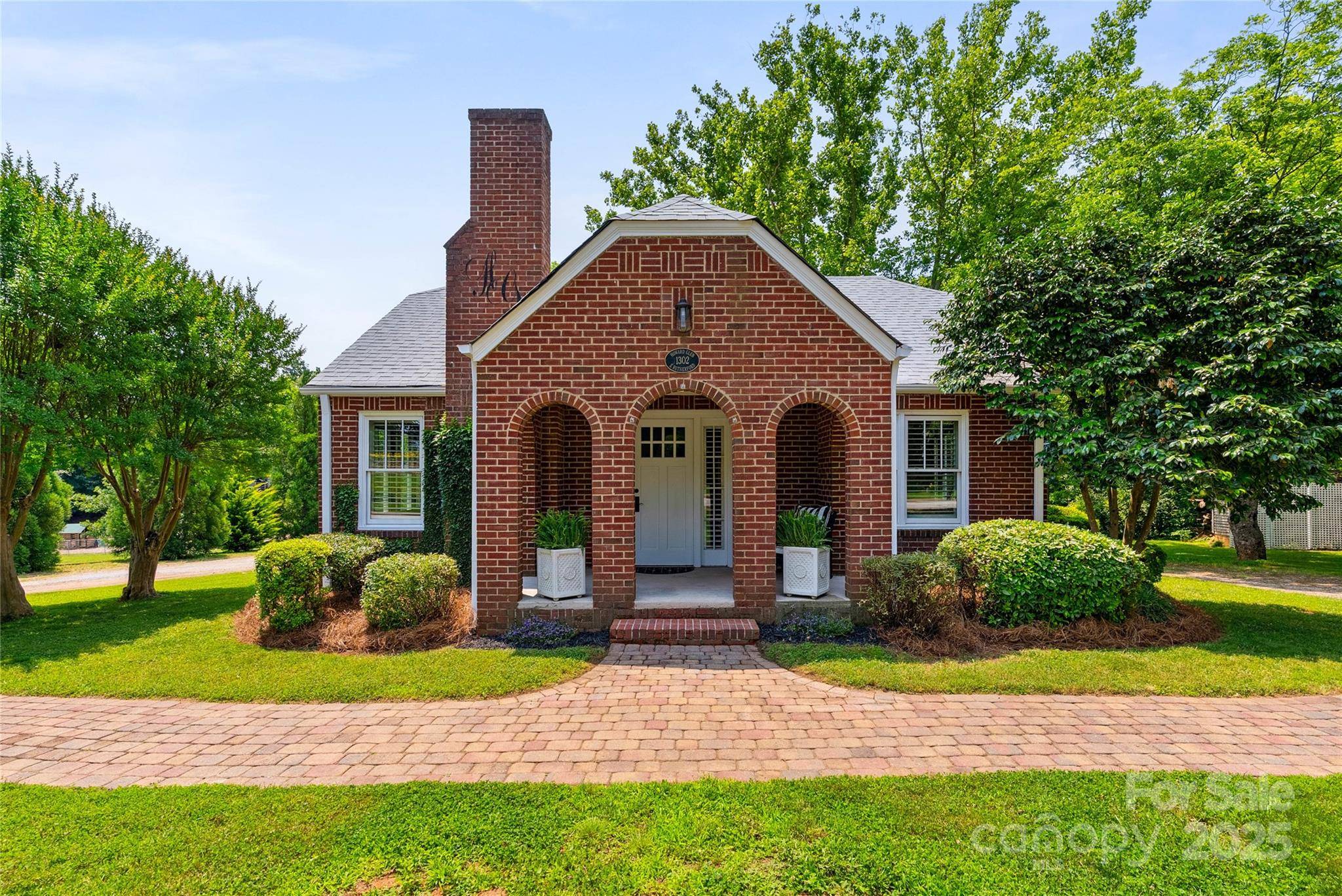 Landrum, SC 29356,1302 E Rutherford ST