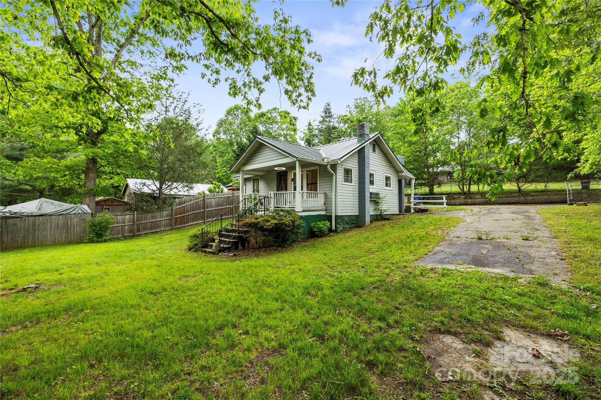 Black Mountain, NC 28711,220 W College ST