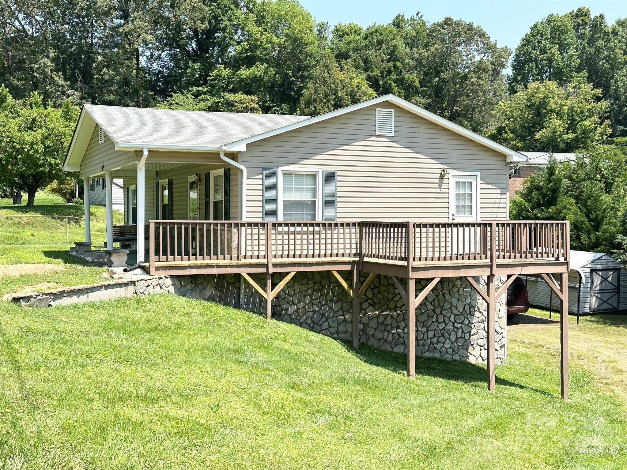 Lenoir, NC 28645,820 NE Seehorn ST NE