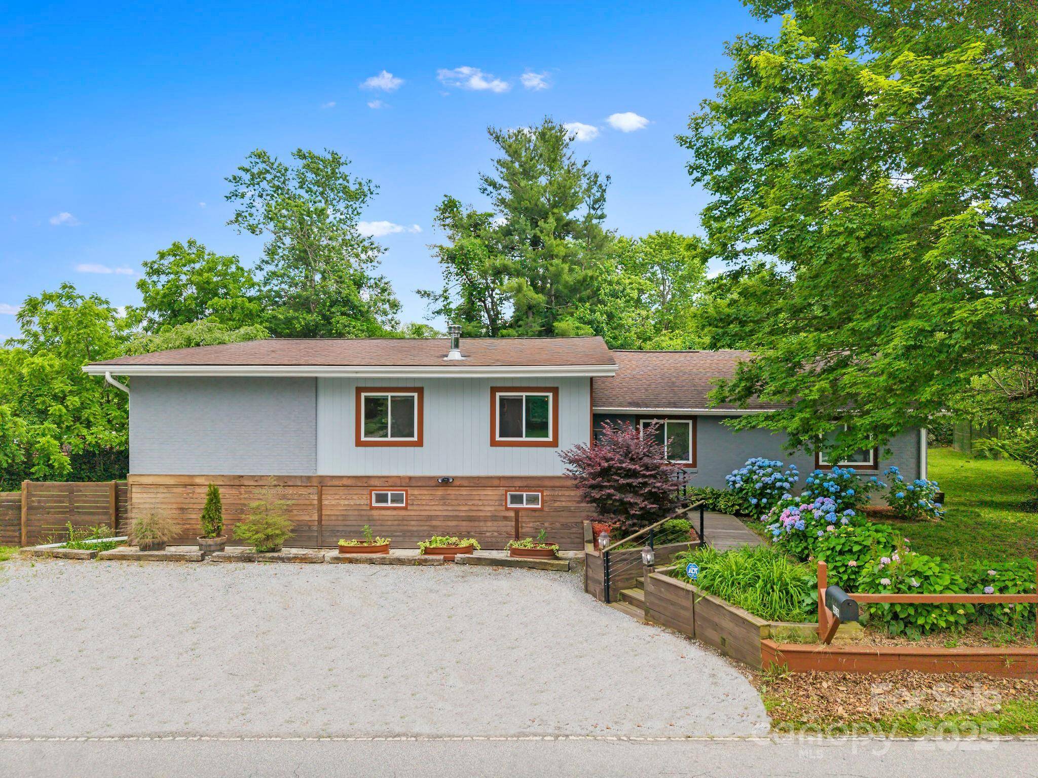 East Flat Rock, NC 28726,419 E Blue Ridge RD