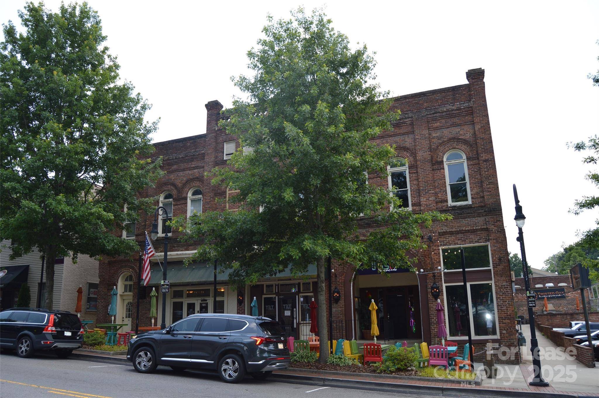 Statesville, NC 28677,121 N Center ST #204