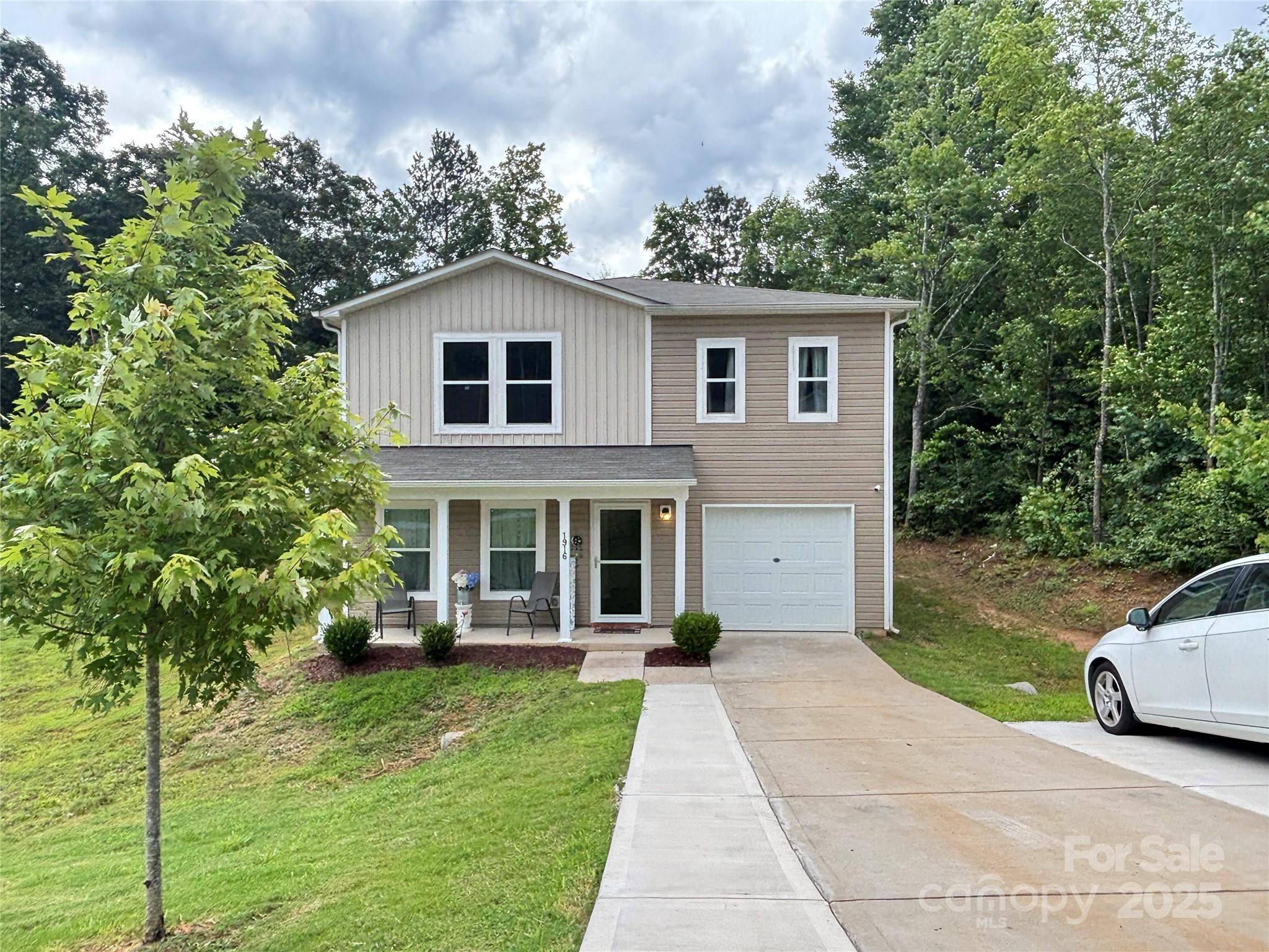 Hickory, NC 28601,1916 Country WAY