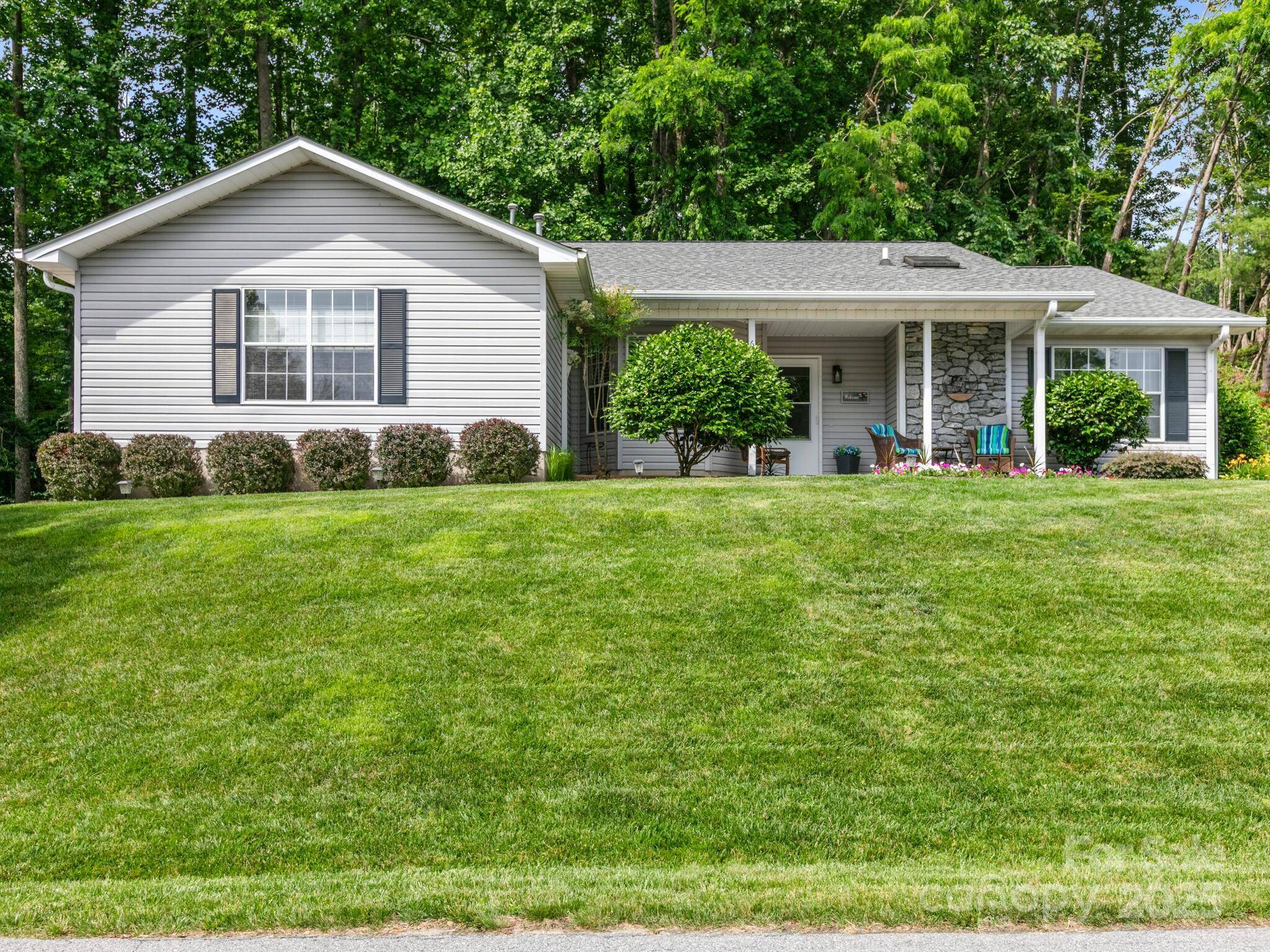 Hendersonville, NC 28791,670 New Village DR