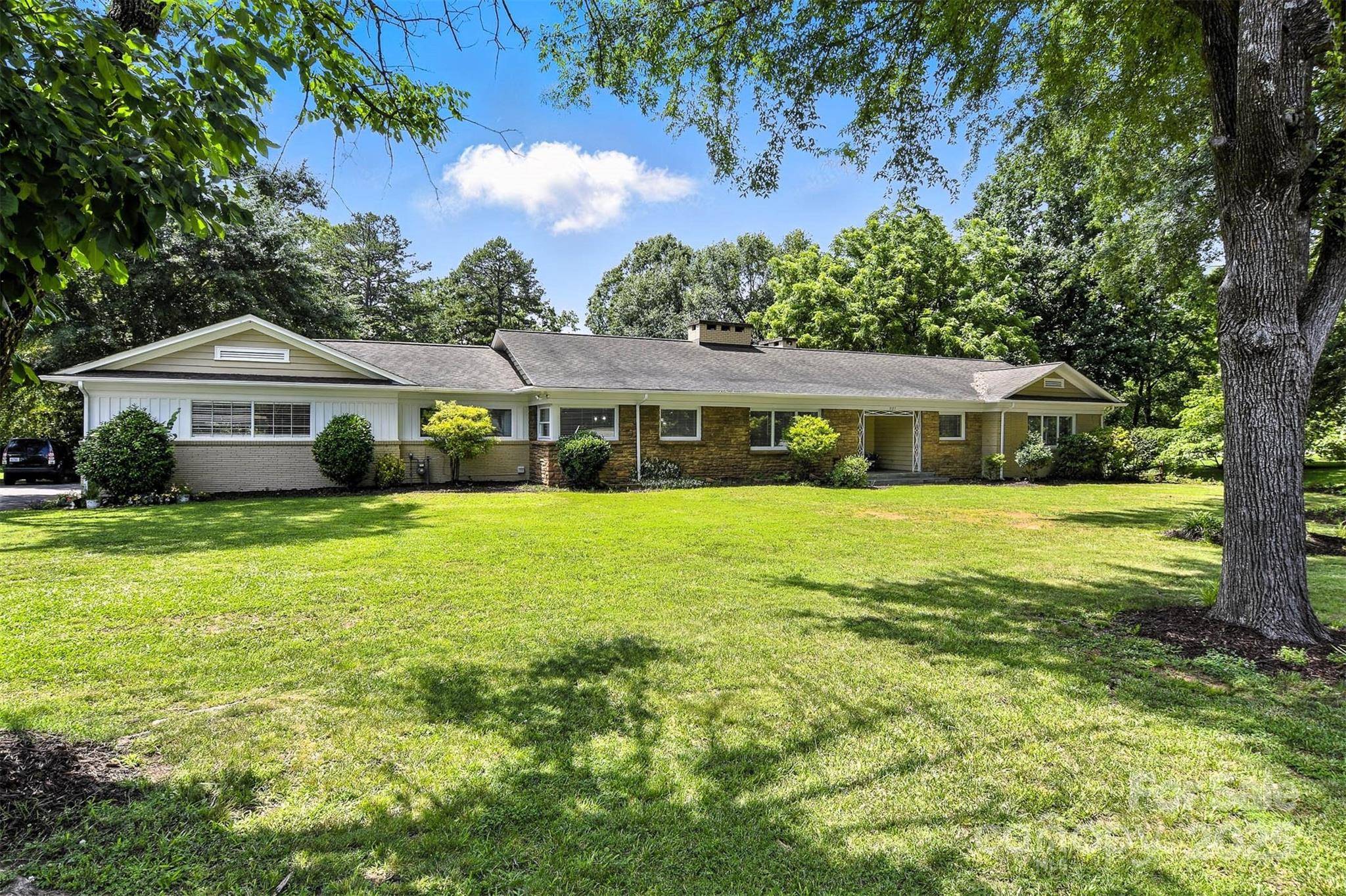 Hickory, NC 28601,3127 N Center ST