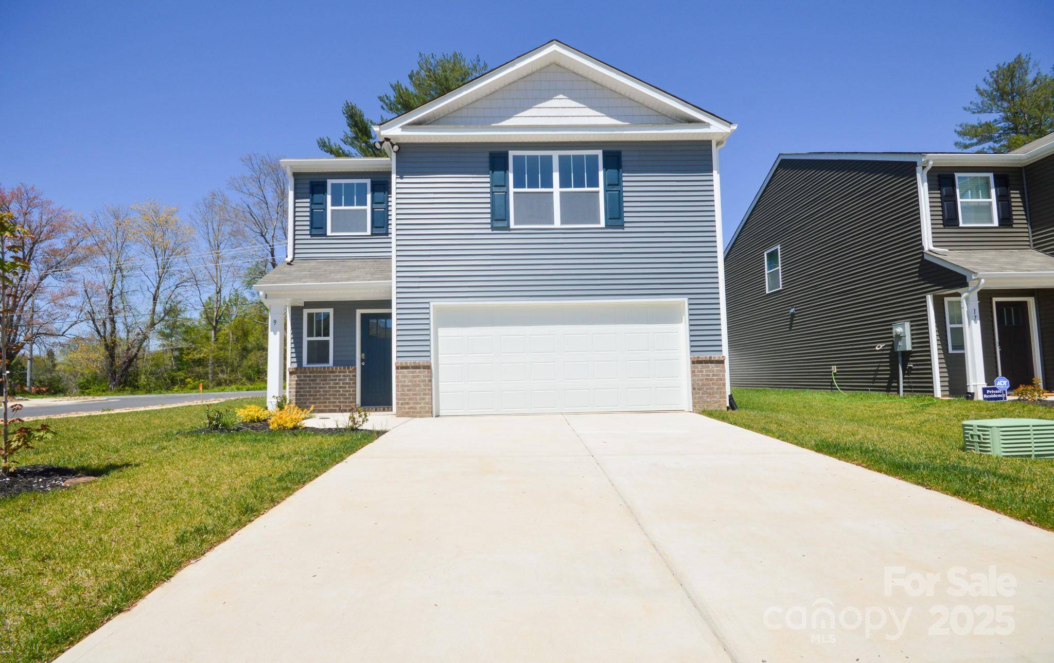 Hendersonville, NC 28792,73 Lillian LN