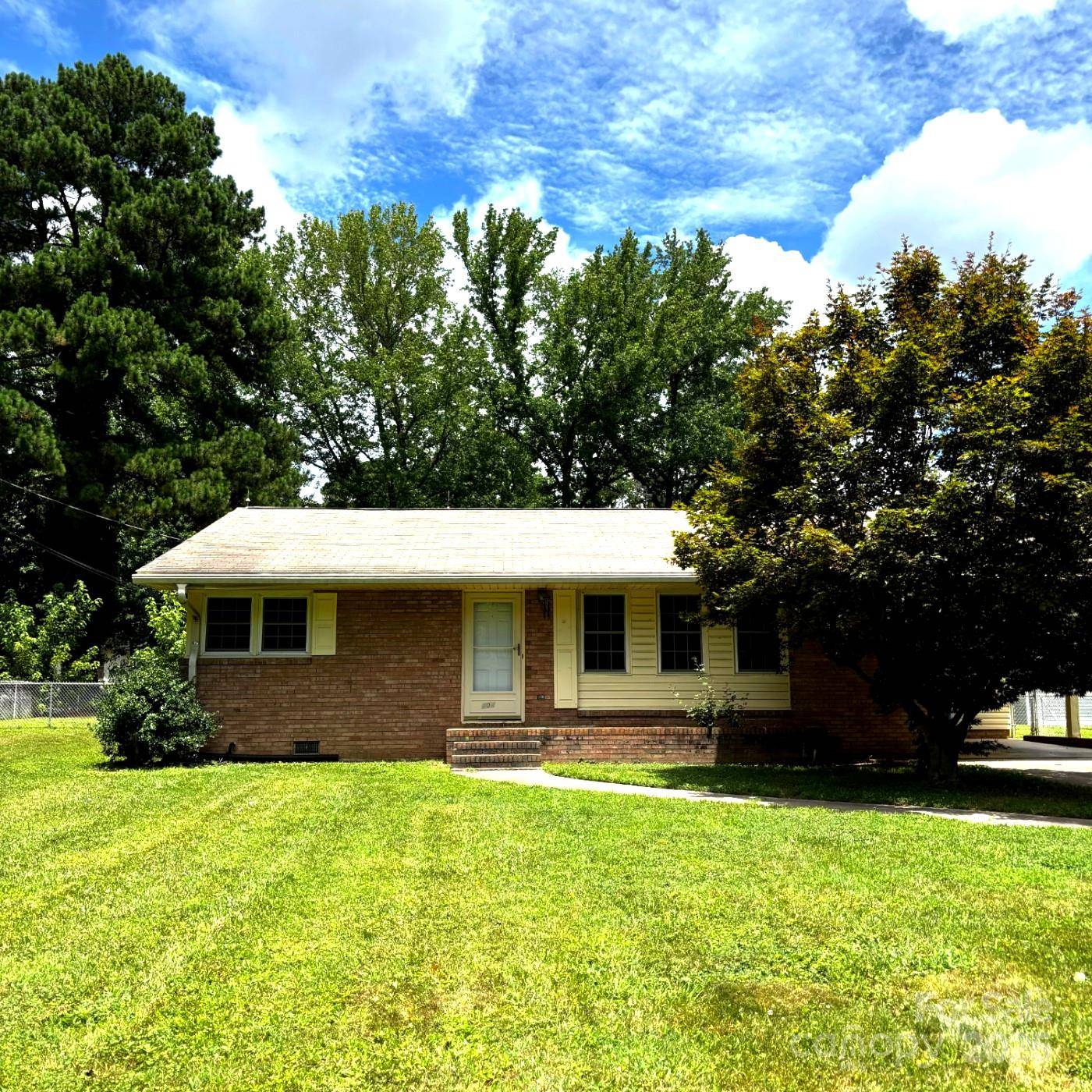 Salisbury, NC 28147,404 Sycamore RD