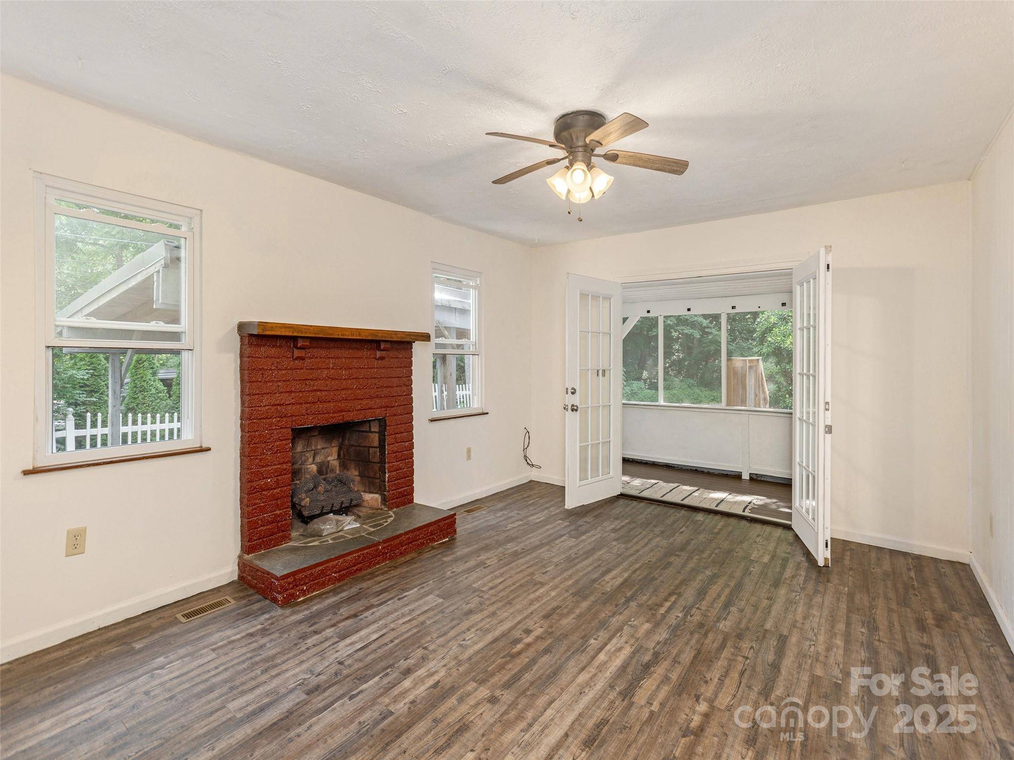 Hendersonville, NC 28739,182 Glendale AVE