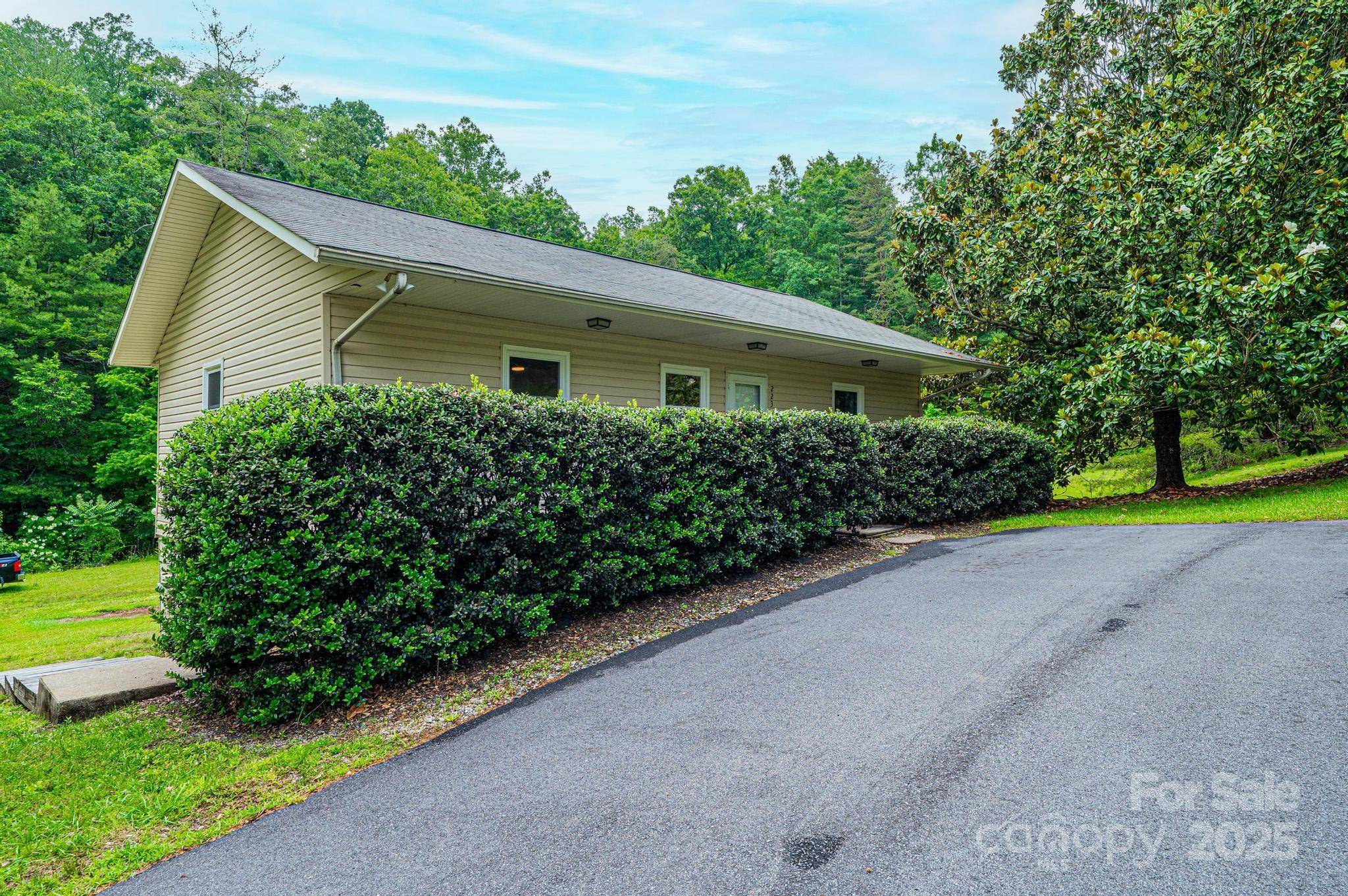Lenoir, NC 28645,221 Roberts LN