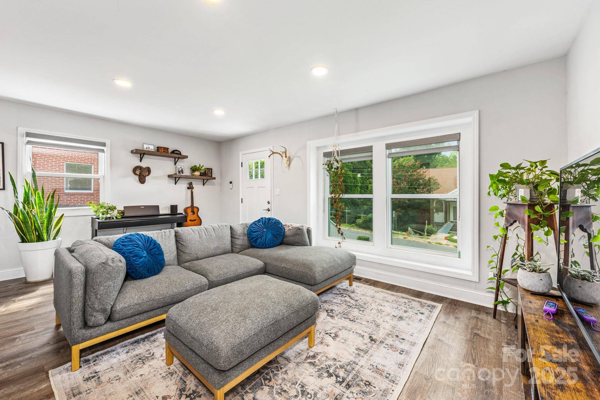 Charlotte, NC 28208,909 September LN