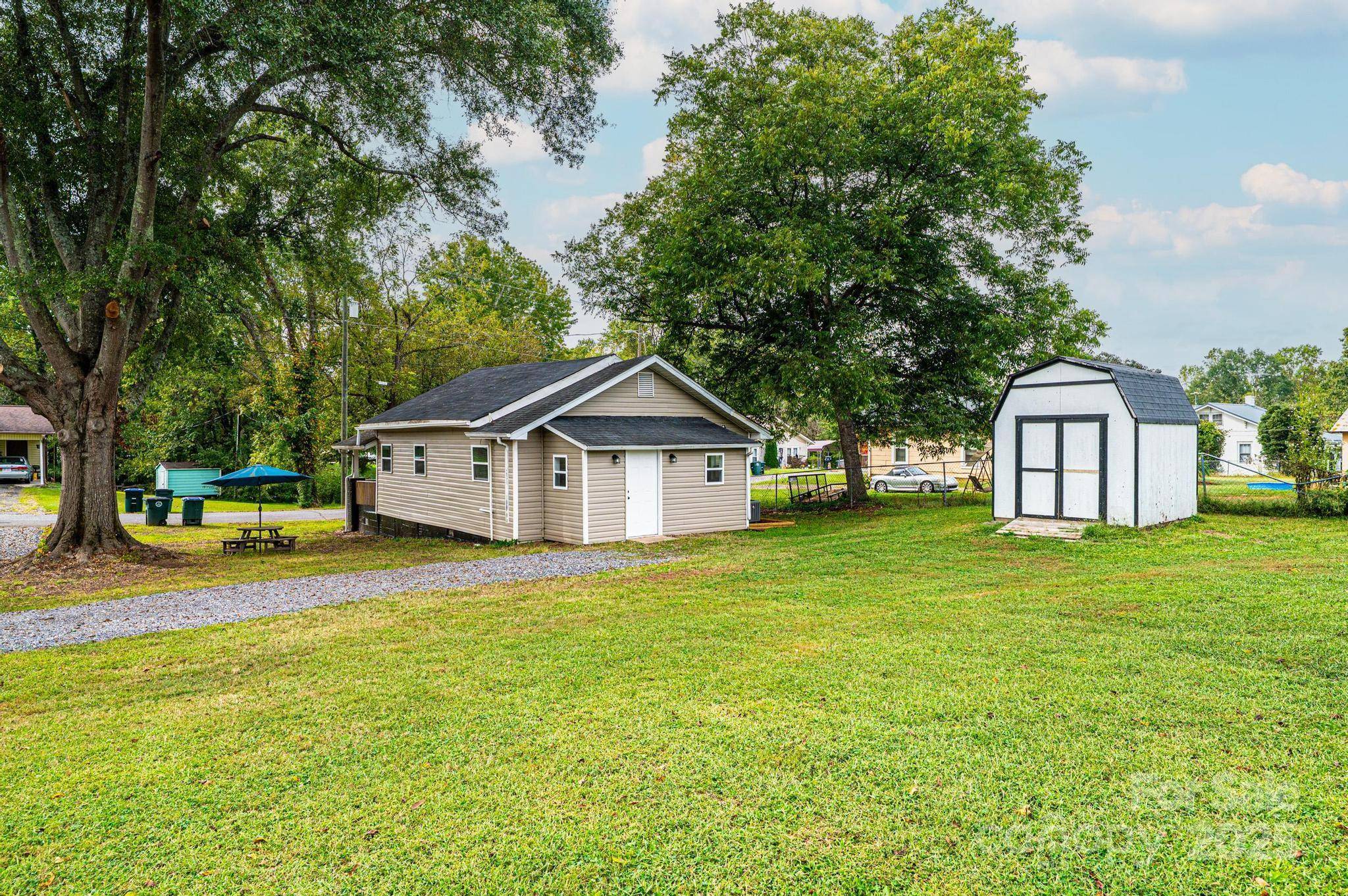 Valdese, NC 28690,905 Colonial ST SW