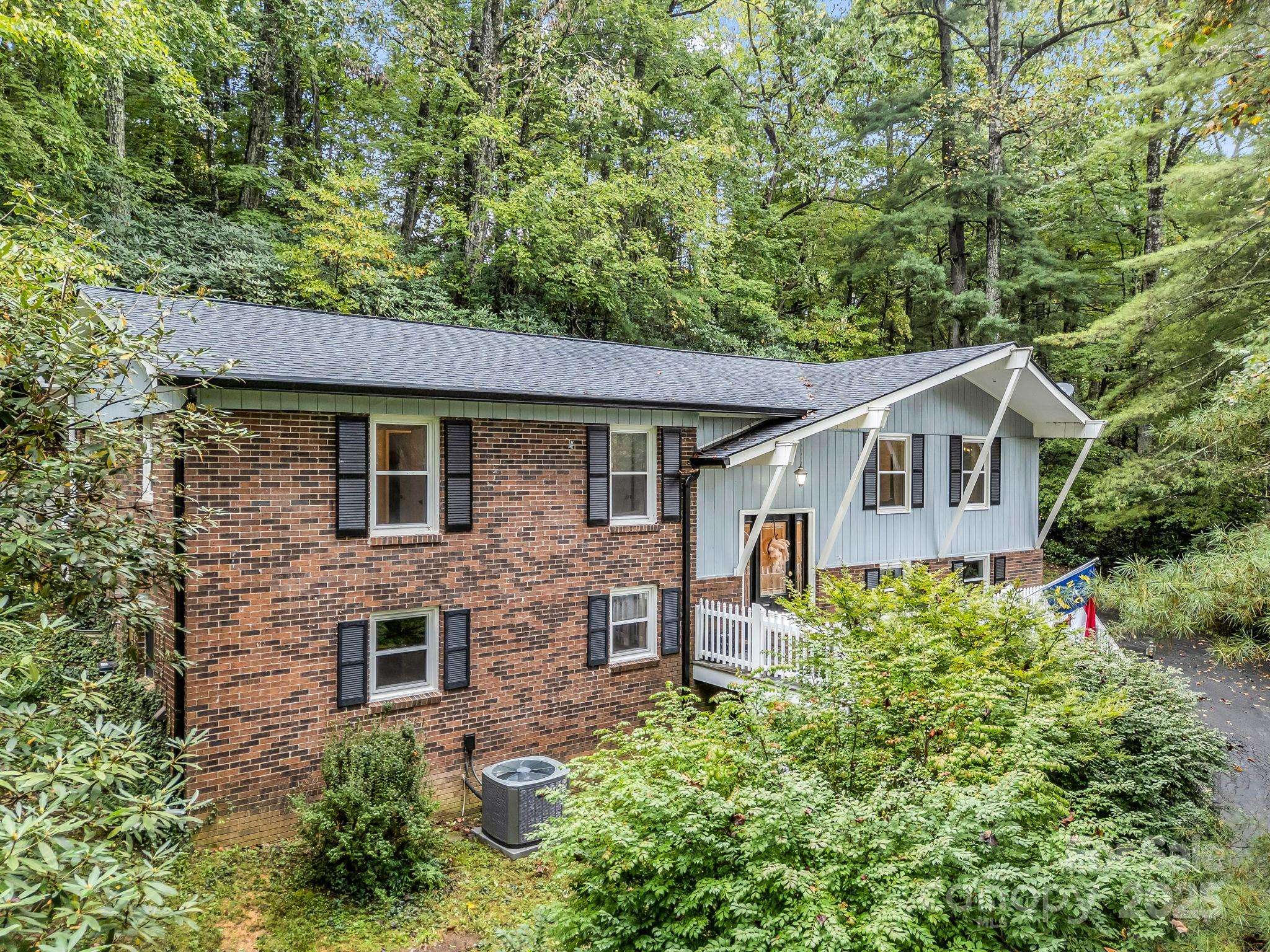 Hendersonville, NC 28791,190 Long John DR