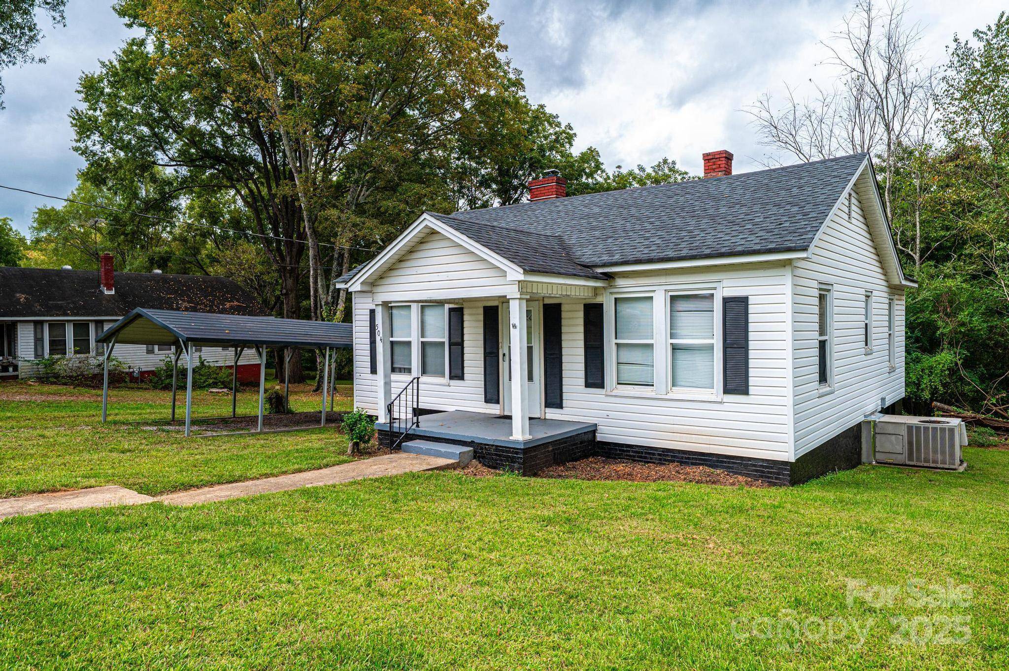 Newton, NC 28658,504 N Spring AVE