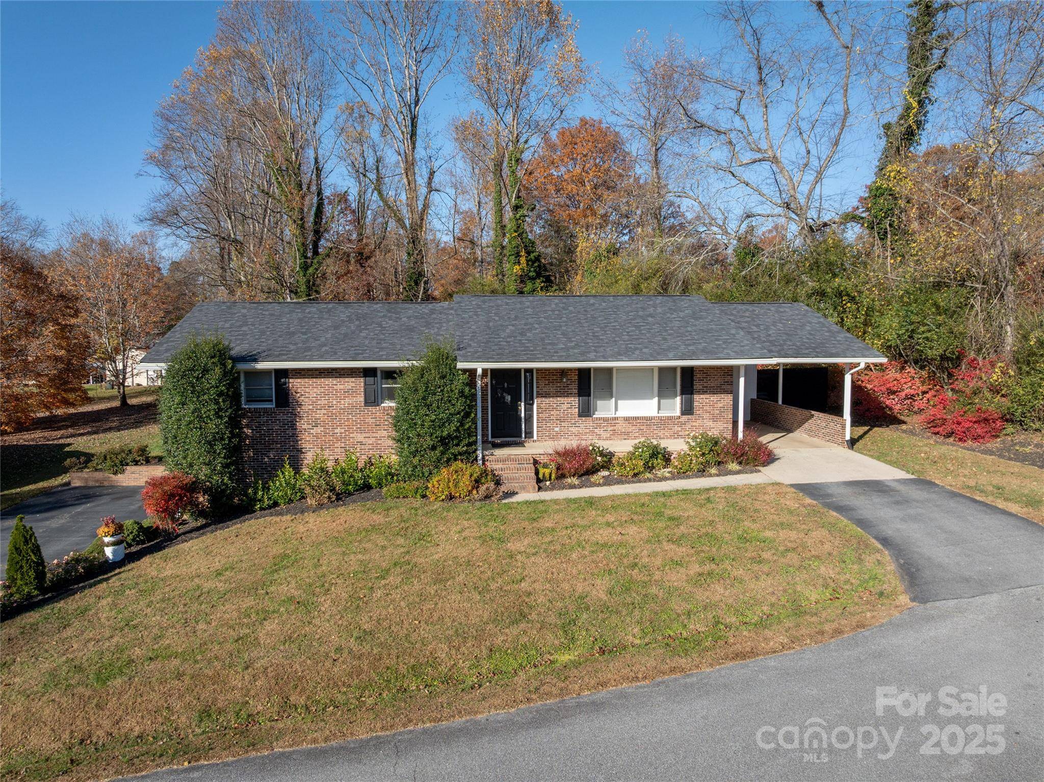 Hendersonville, NC 28792,71 Bristol LN