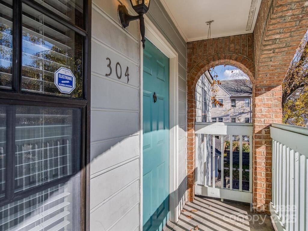 Charlotte, NC 28202,406 W 9th ST #301