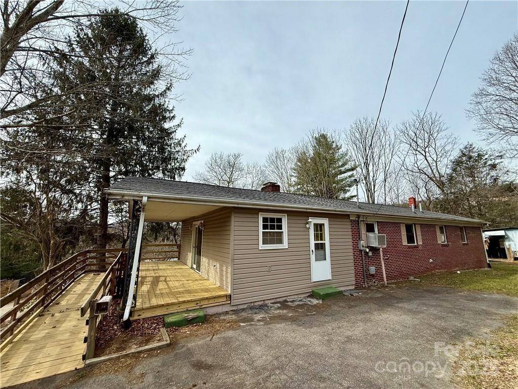 Spruce Pine, NC 28777,365 Ollis RD