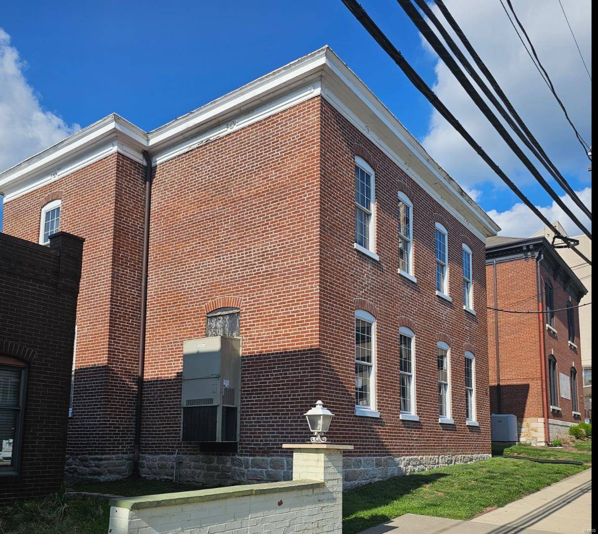 Belleville, IL 62220,105 W Washington ST
