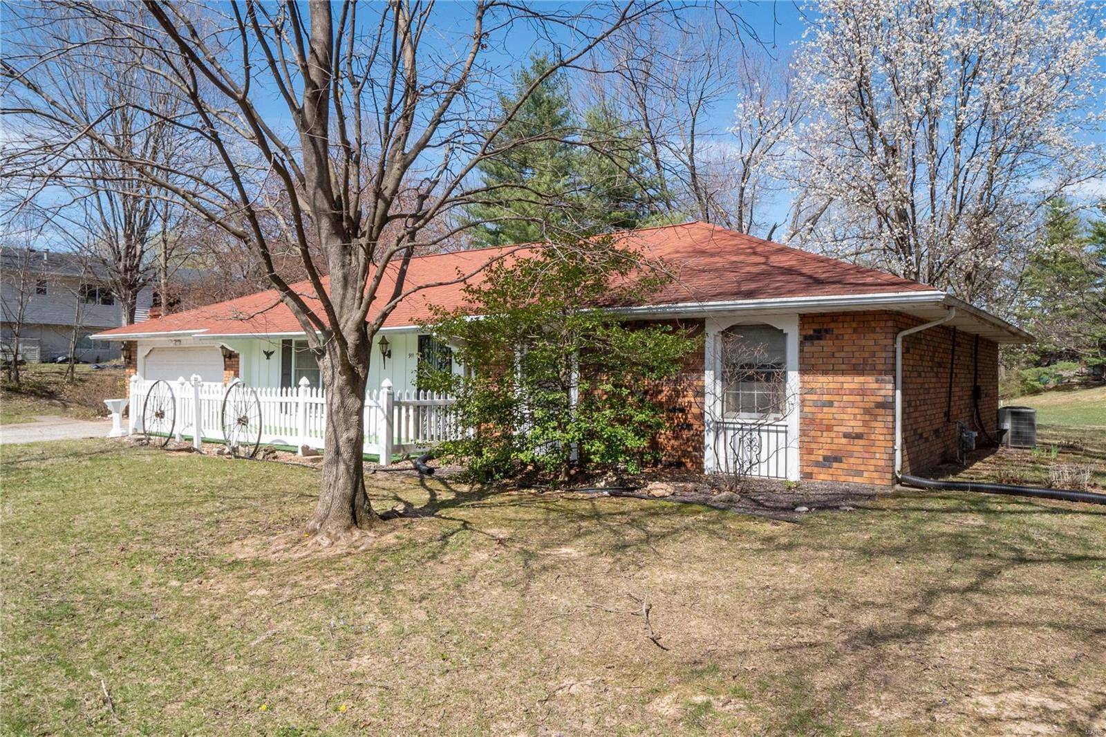 Edwardsville, IL 62025,911 Surrey DR