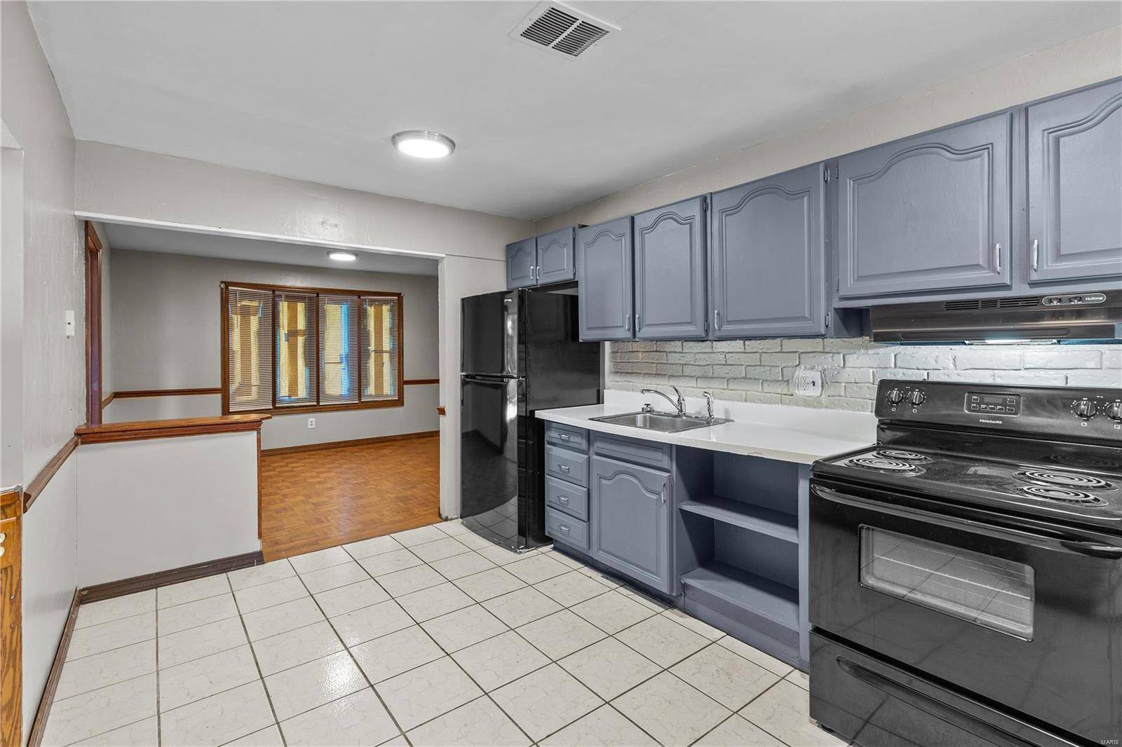 Florissant, MO 63033,12 Country LN
