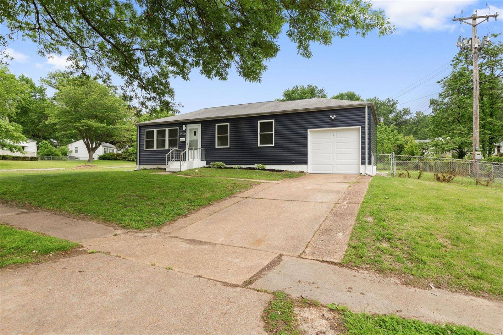 Bellefontaine Nghbrs, MO 63137,10346 Coburg Lands DR