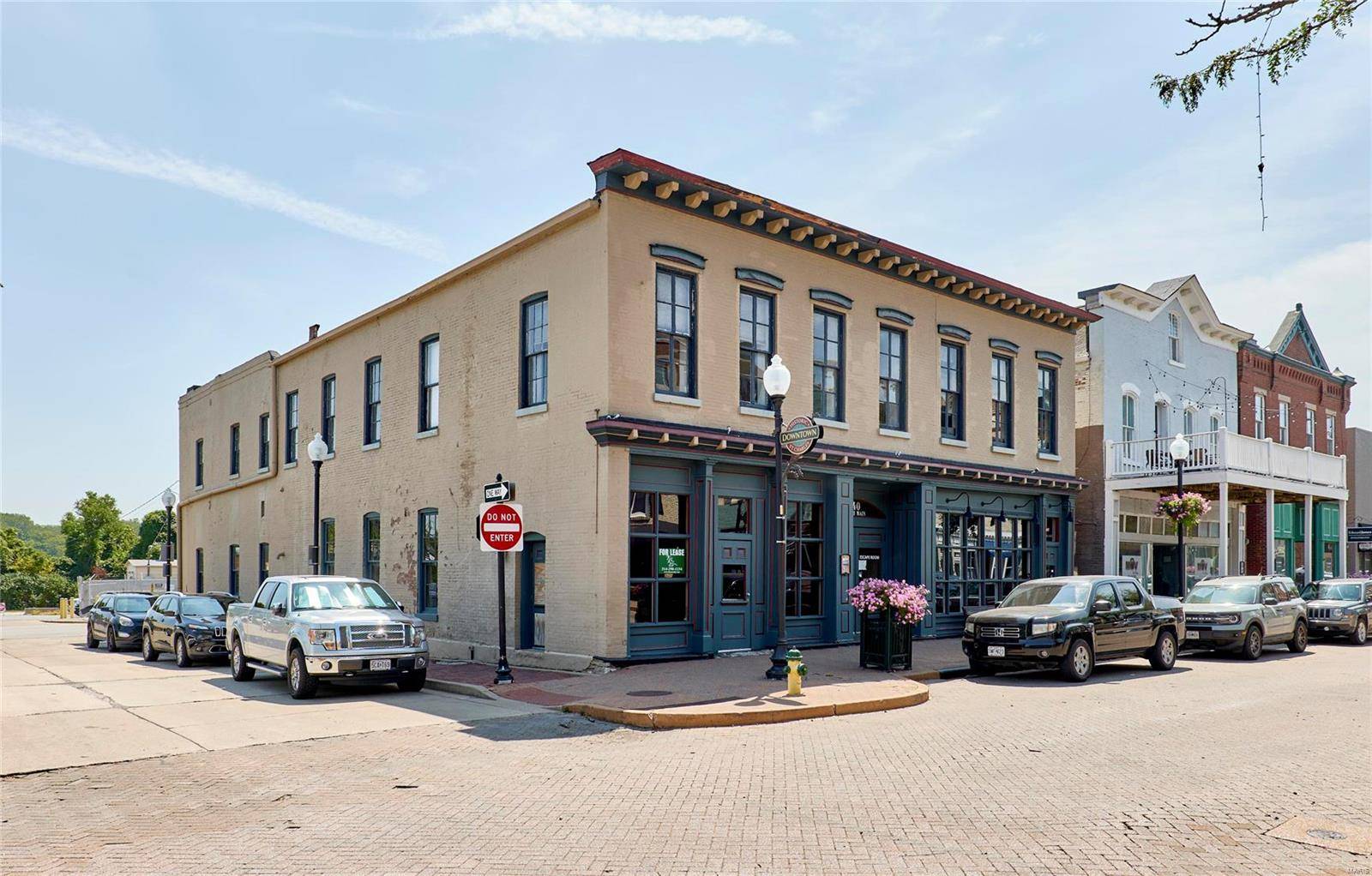 St Charles, MO 63301,340 N Main ST #1