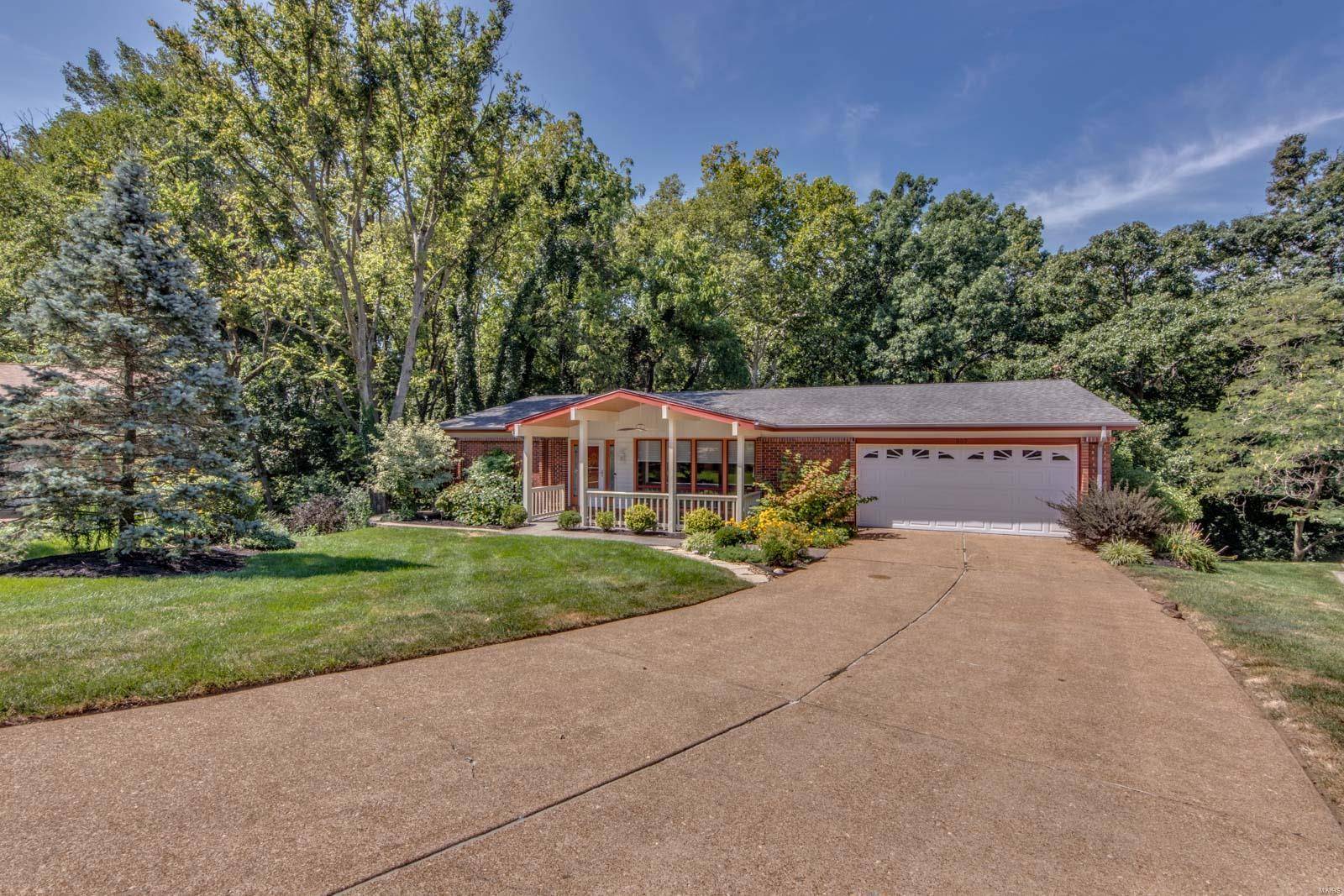 St Louis, MO 63131,907 Ridgetree LN