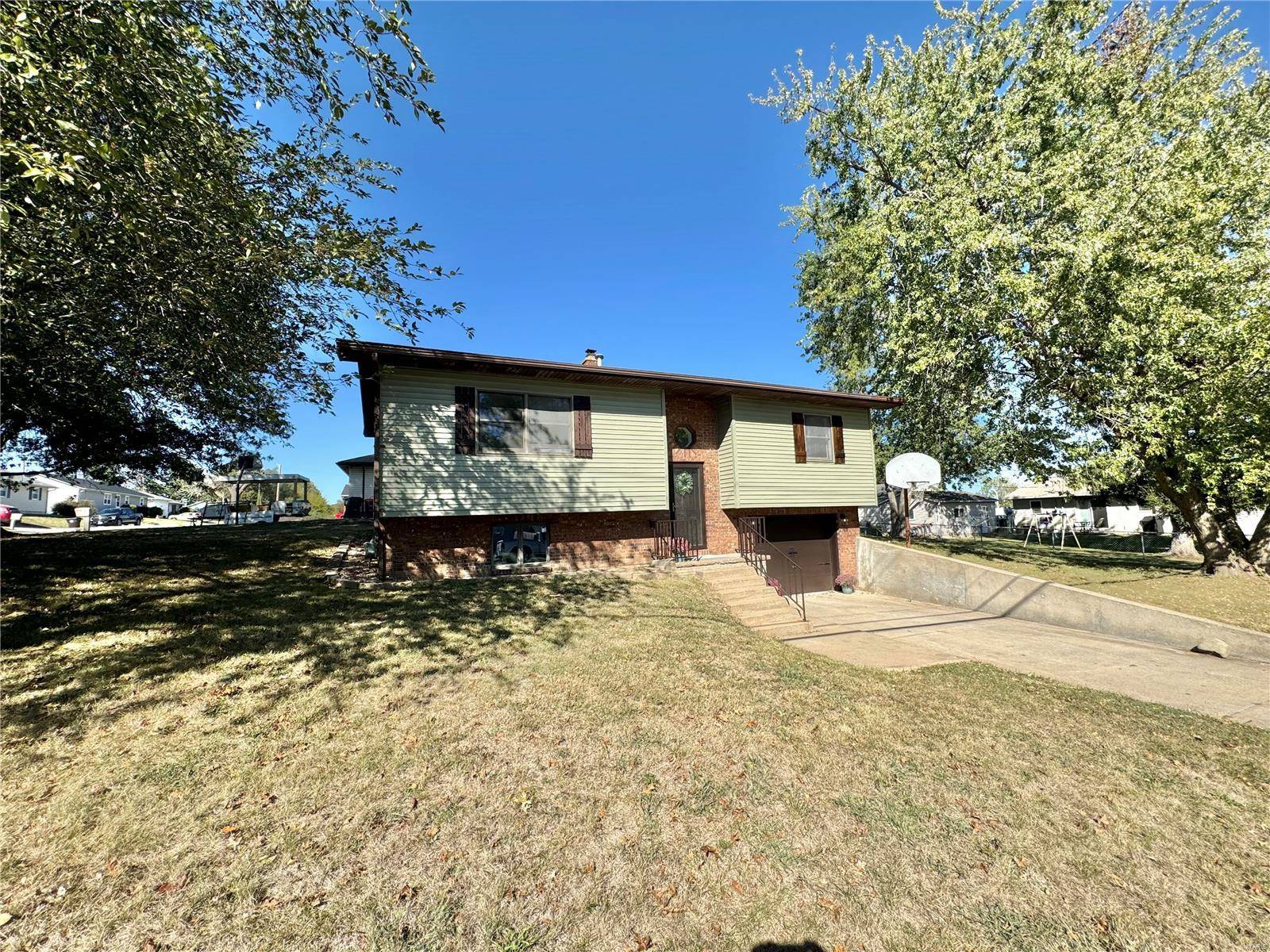 Palmyra, MO 63461,308 Oakview DR