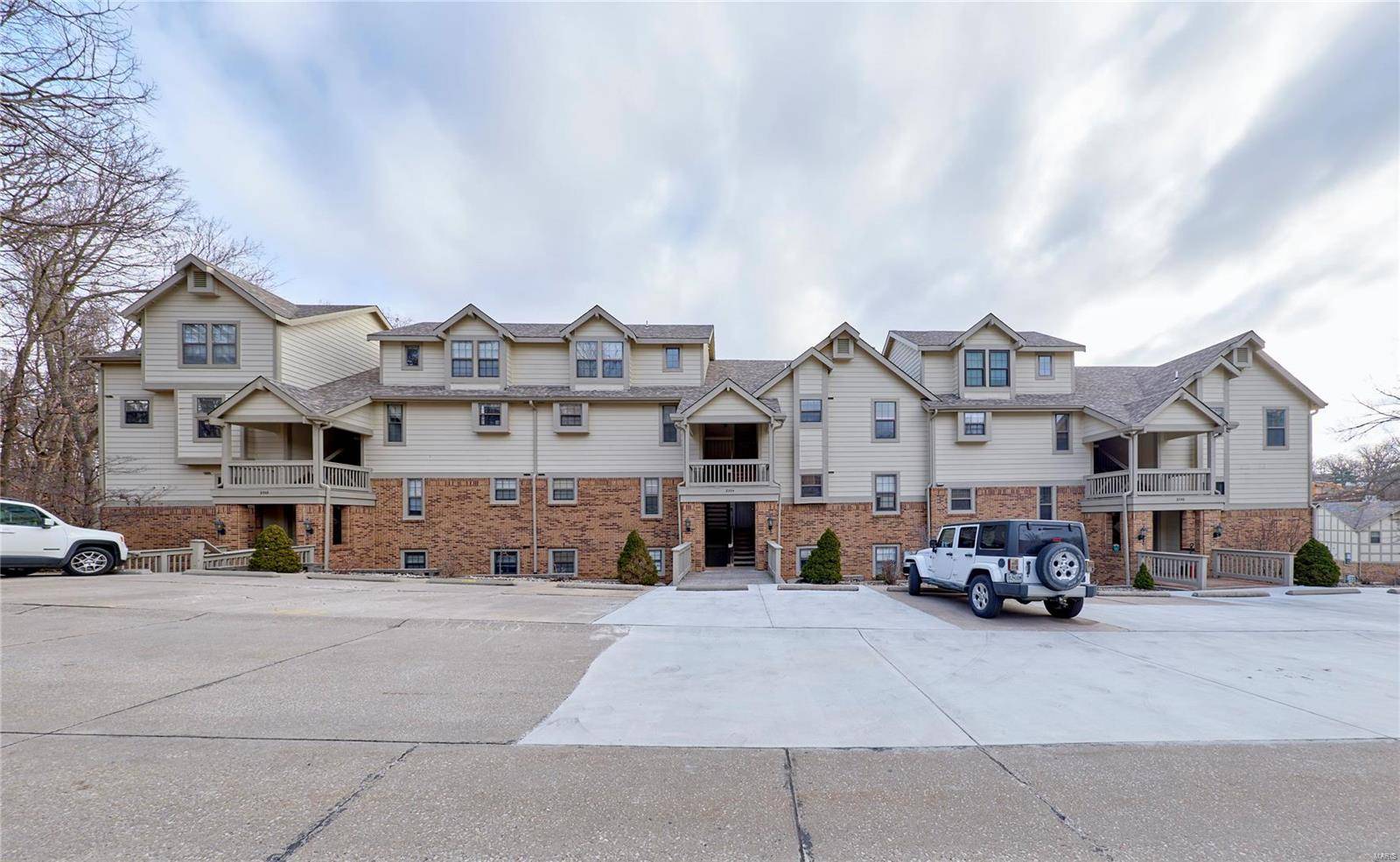 Maryland Heights, MO 63043,2304 Yellowstone Park CT #E