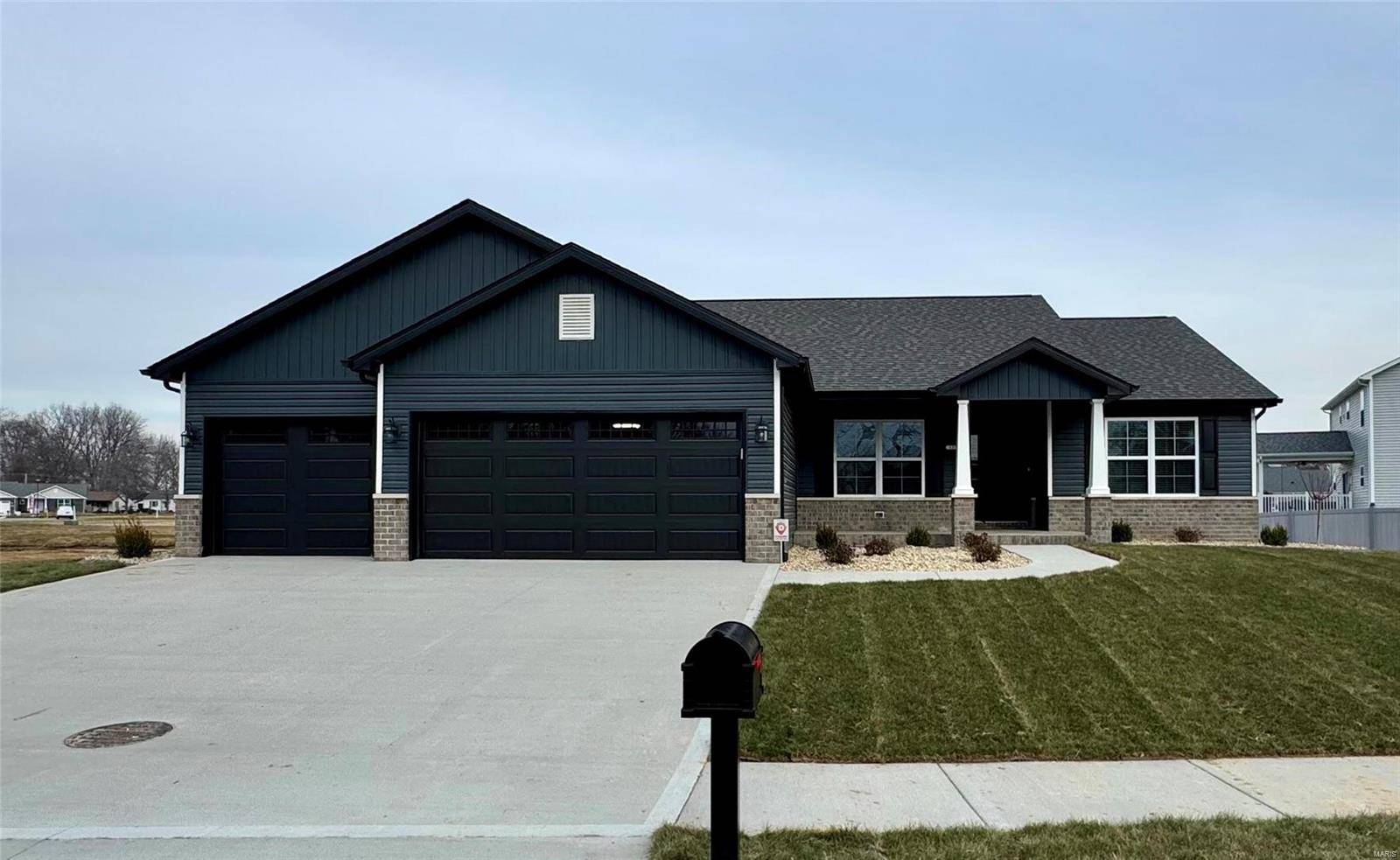 Mascoutah, IL 62258,1236 WINDING OAKS LN