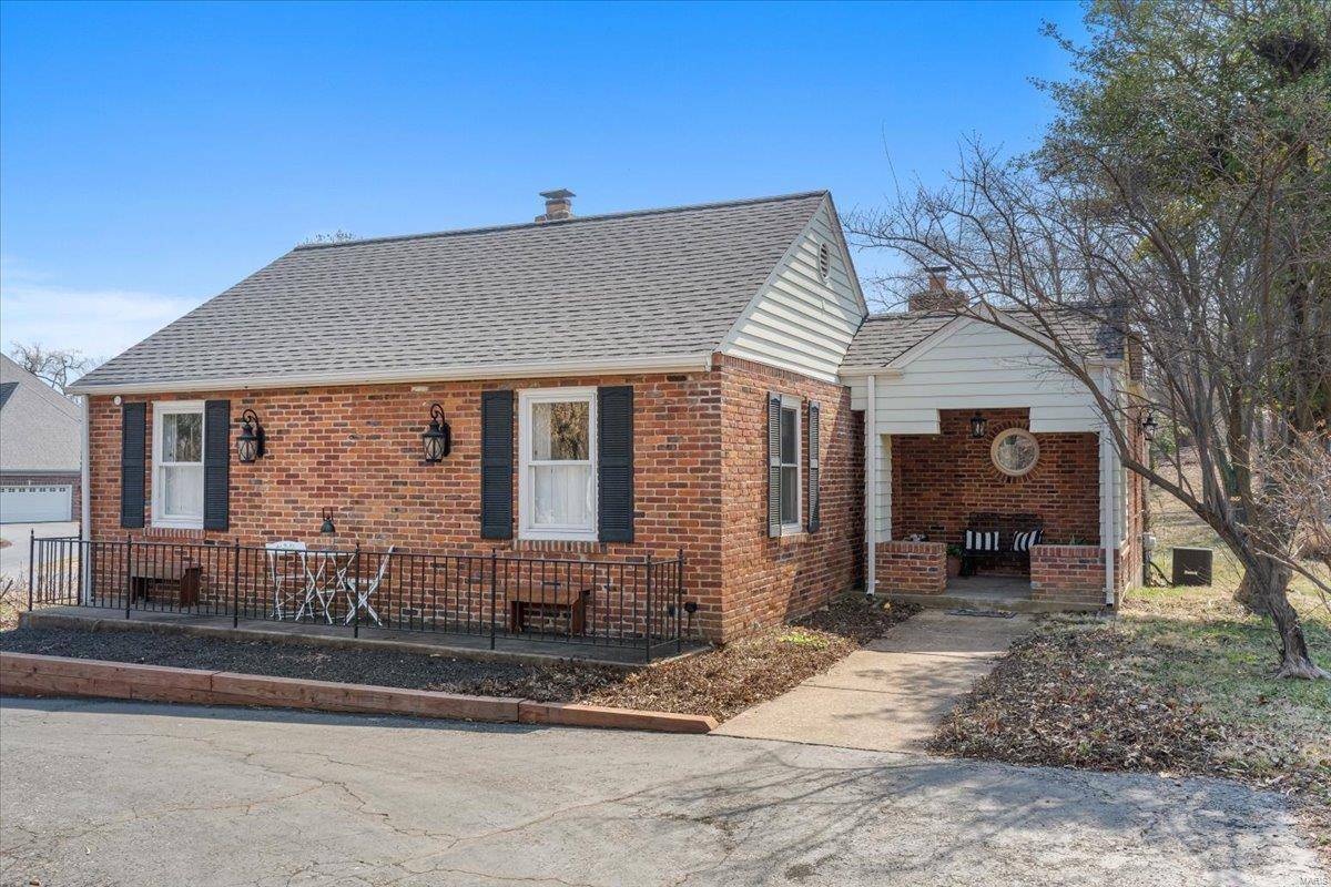 St Louis, MO 63131,10534 Conway RD