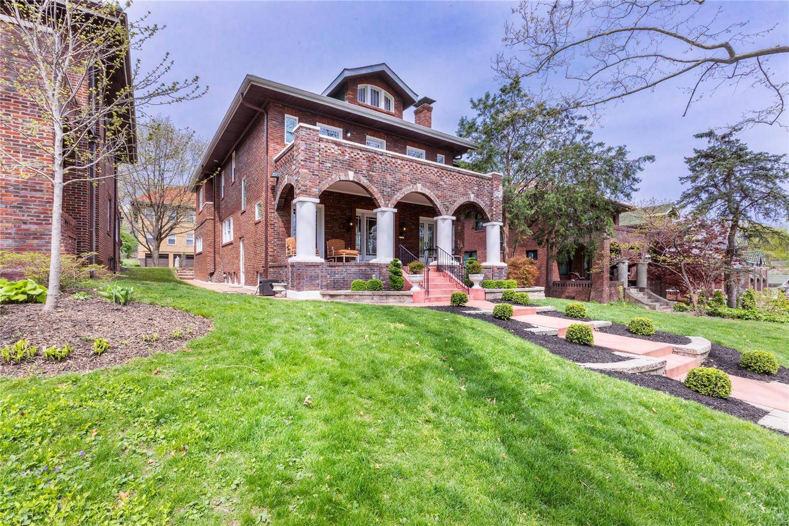 St Louis, MO 63105,7715 Country Club CT