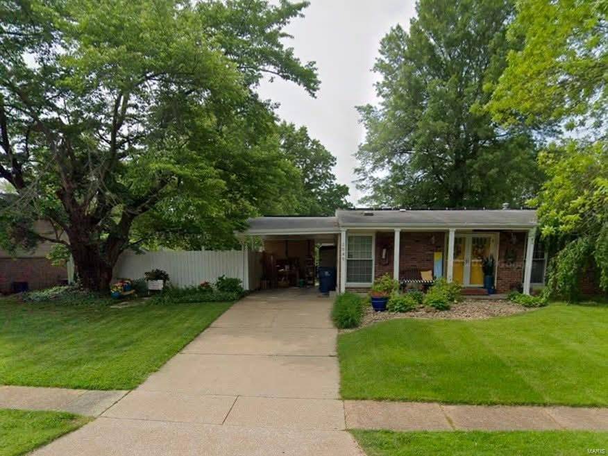 Florissant, MO 63033,1040 Cheyenne DR