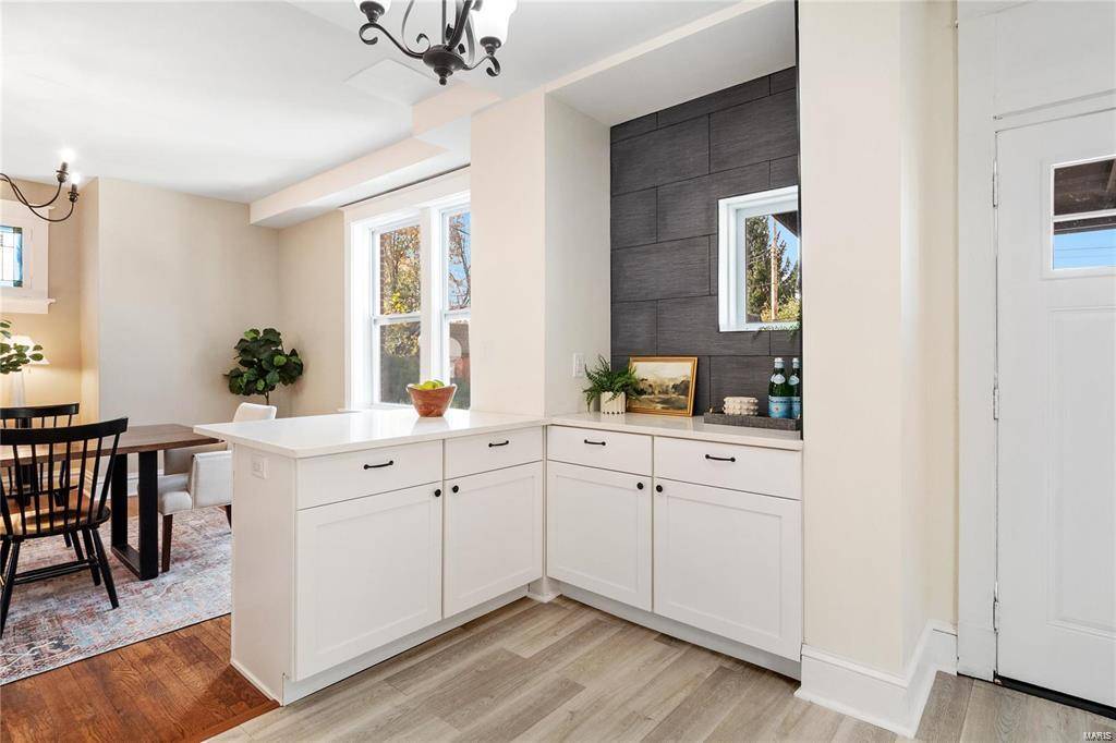 St Louis, MO 63117,1209 Bellevue AVE