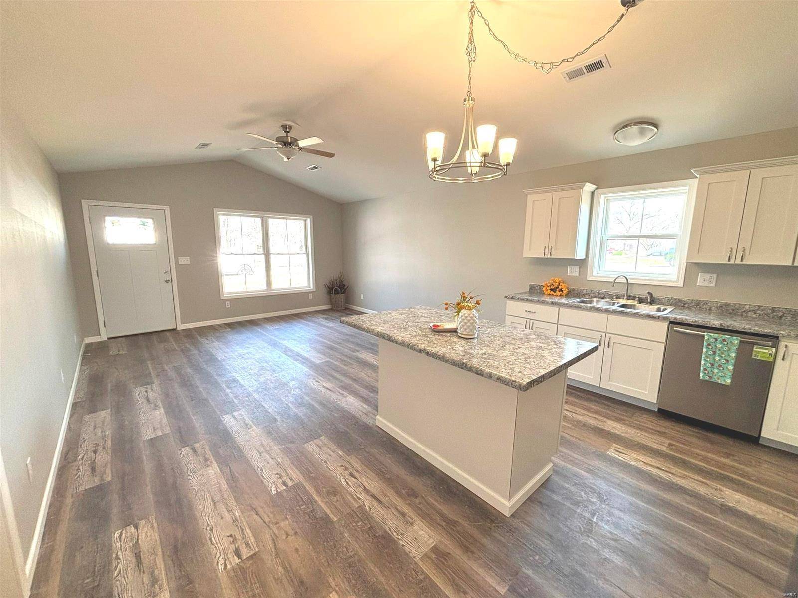 Salem, IL 62881,509 W Warmouth