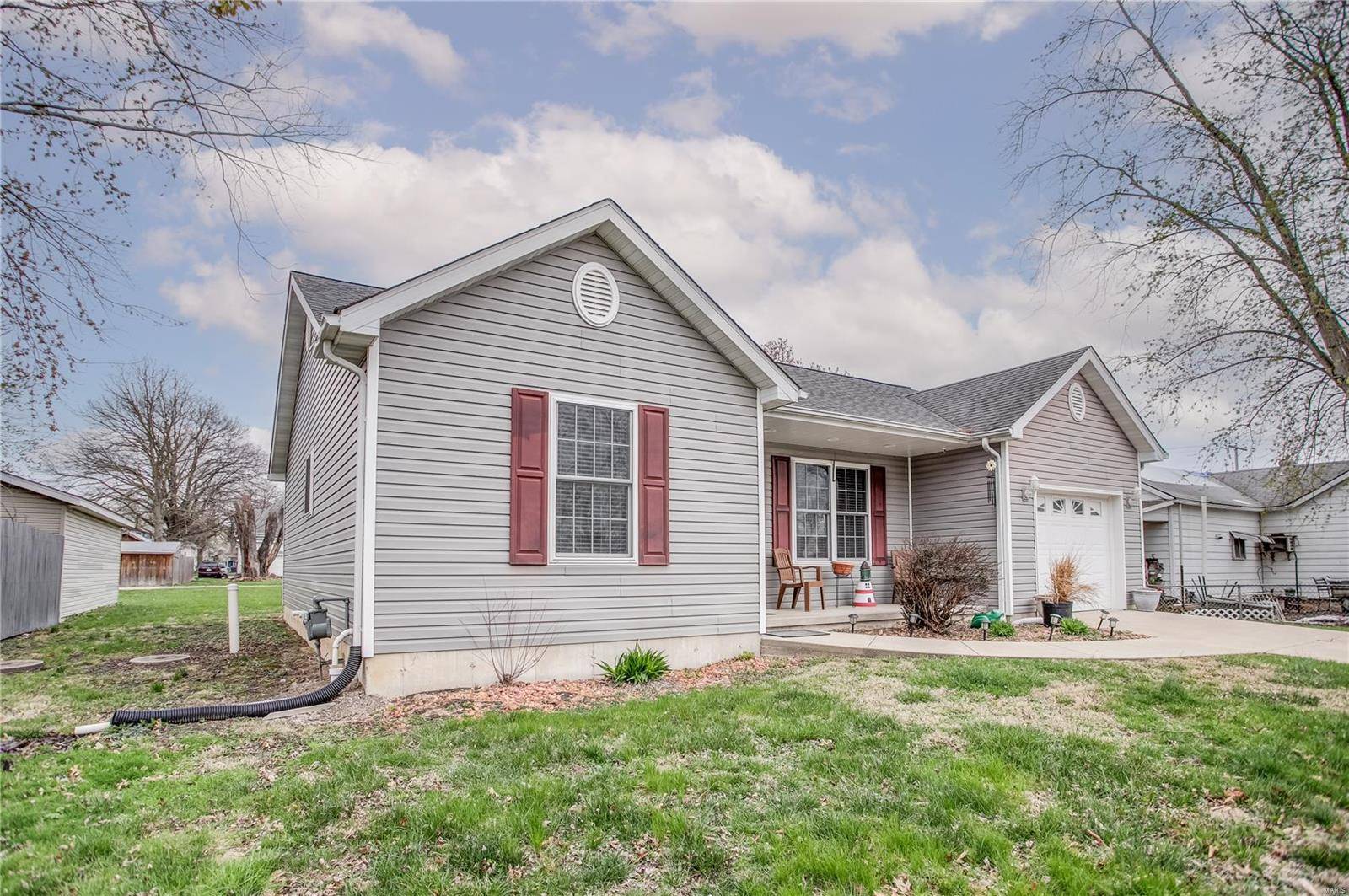 Medora, IL 62063,107 N Elm