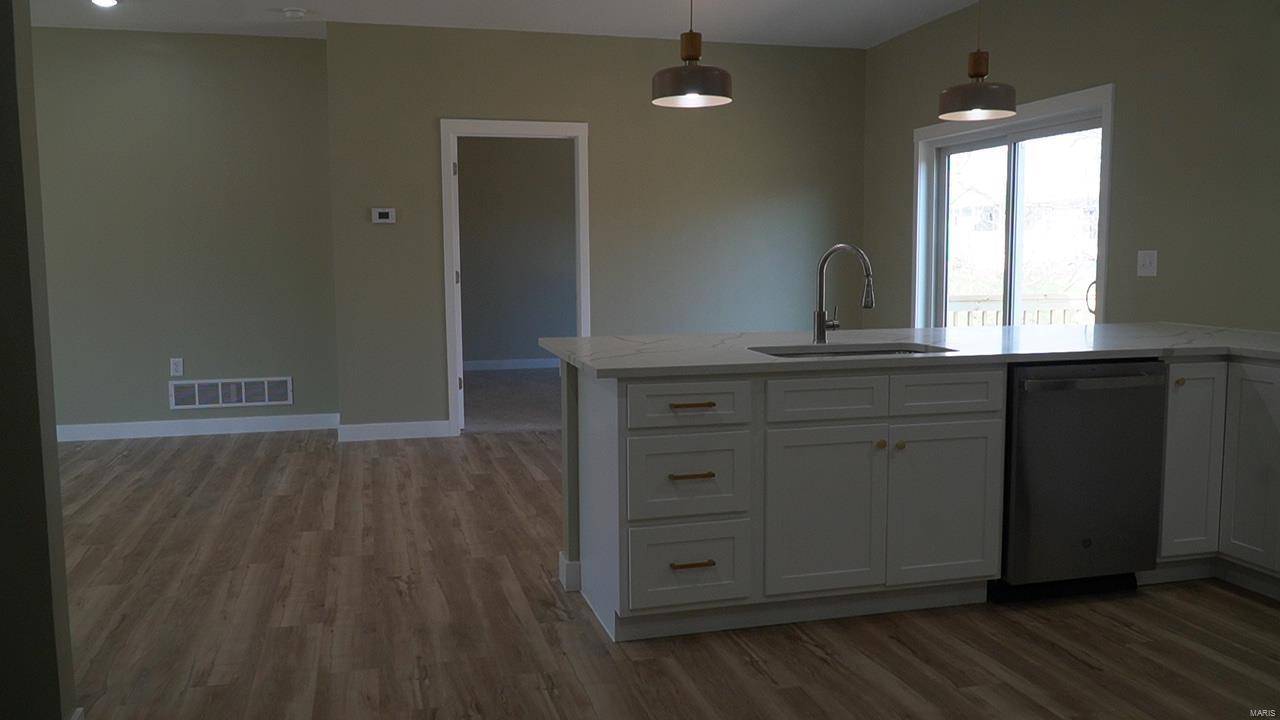 Palmyra, MO 63461,602 W New ST