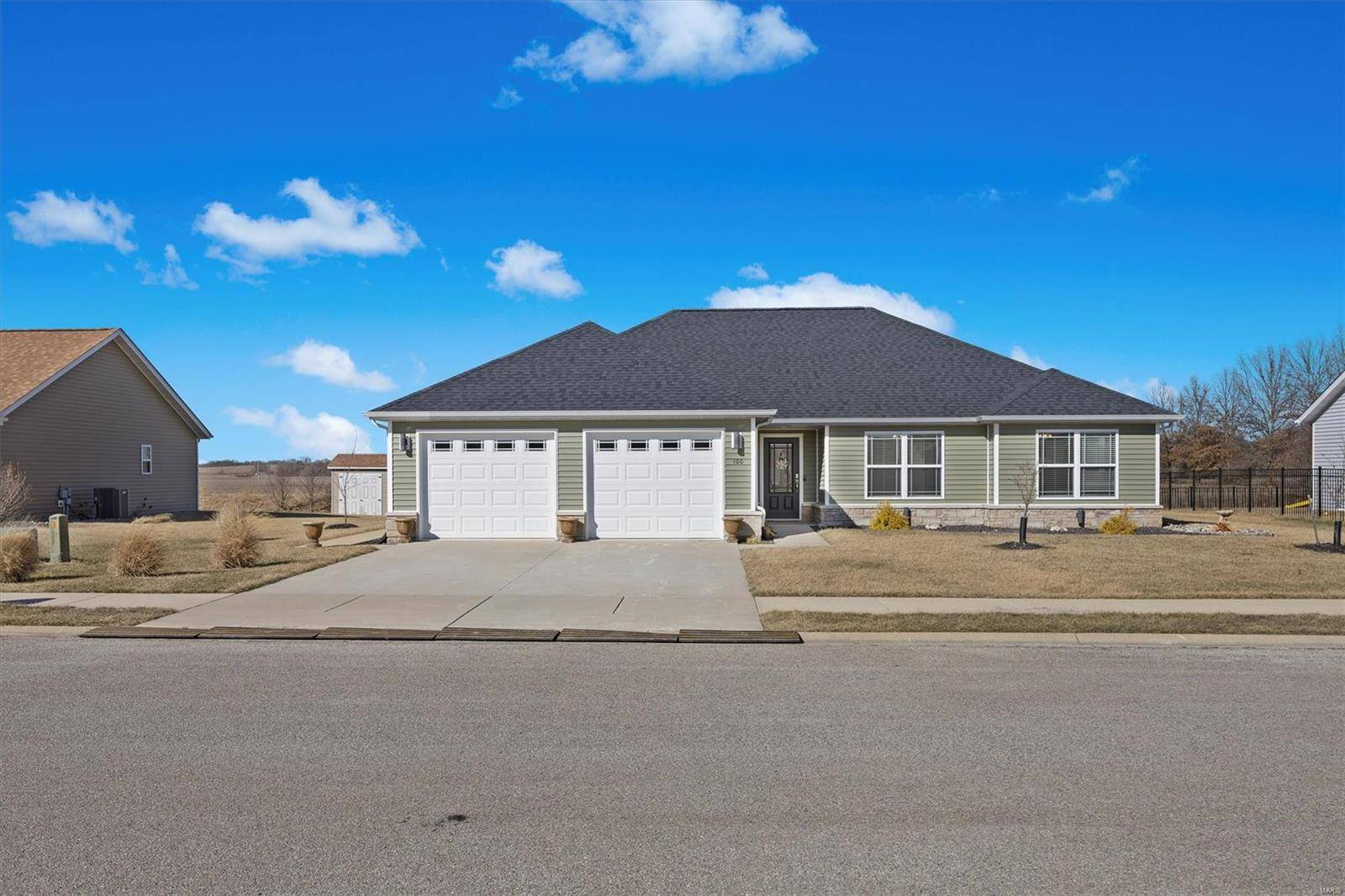 Highland, IL 62249,100 Crescent View LN