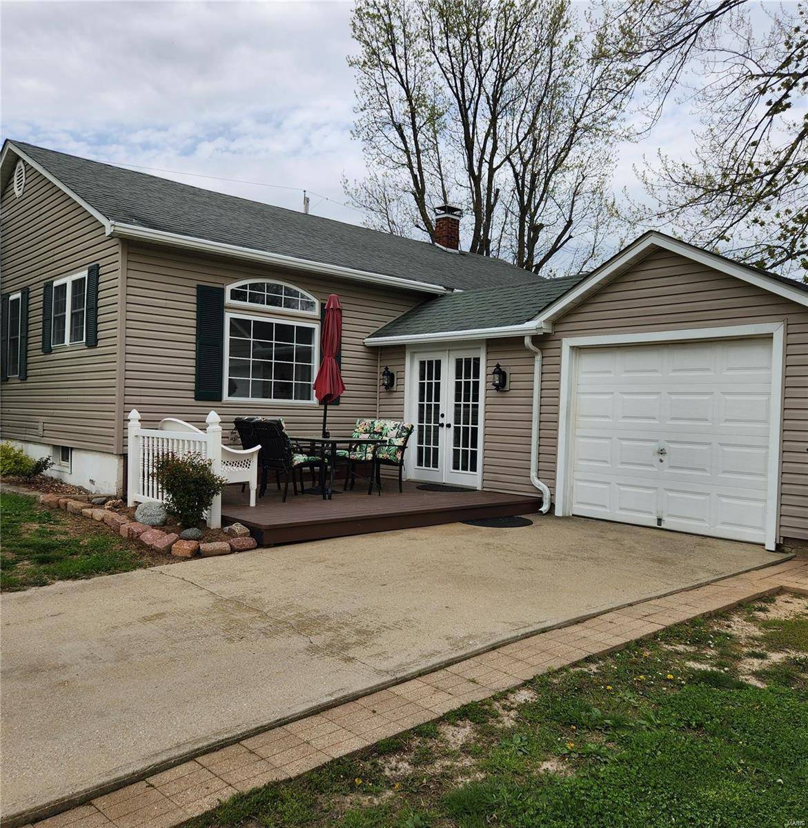 Highland, IL 62249,302 N Elm ST