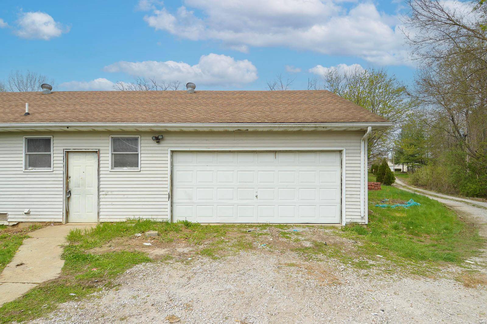 Alton, IL 62002,4090 E Pelot LN