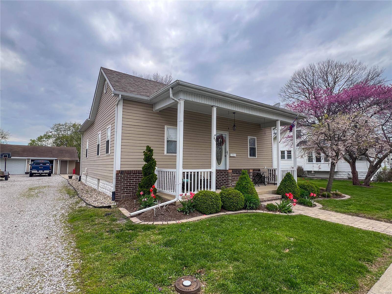 Staunton, IL 62088,311 S Hibbard ST