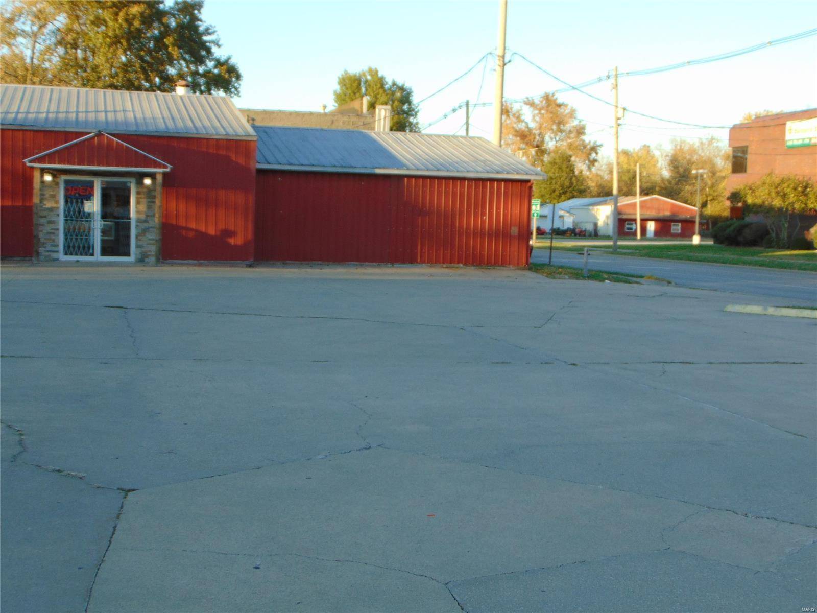 Duquoin, IL 62832,1 N Hickory